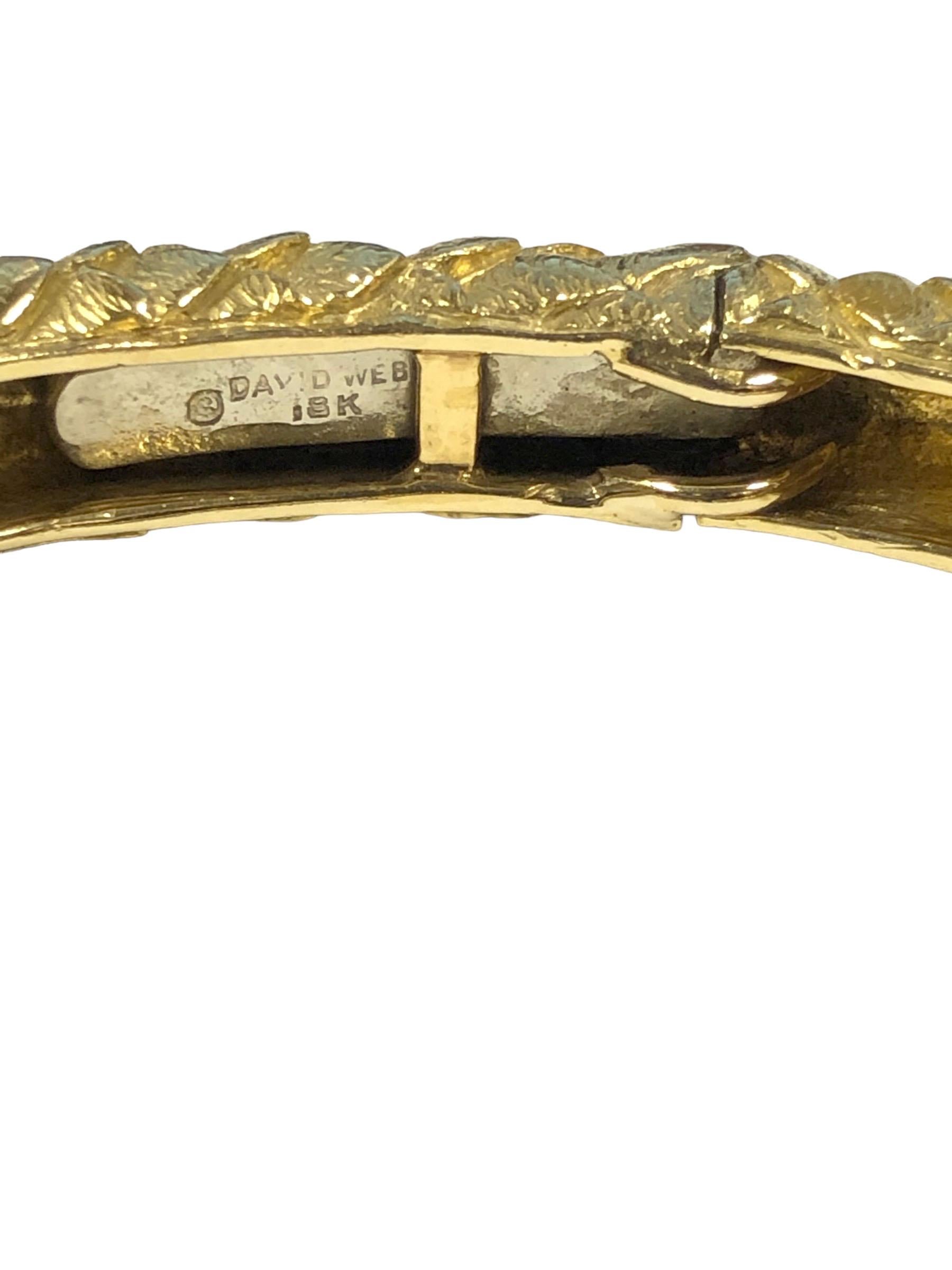 David Webb - Bracelet manchette en or jaune et serti de pierres précieuses avec double tête de léopard Chimère Excellent état - En vente à Chicago, IL