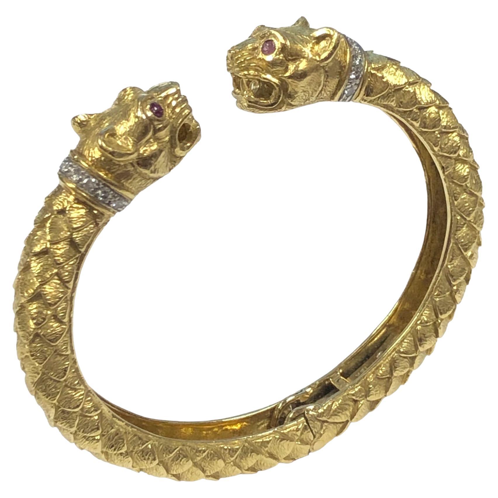 David Webb - Bracelet manchette en or jaune et serti de pierres précieuses avec double tête de léopard Chimère en vente