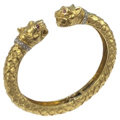 David Webb - Bracelet manchette en or jaune et serti de pierres précieuses avec double tête de léopard Chimère
