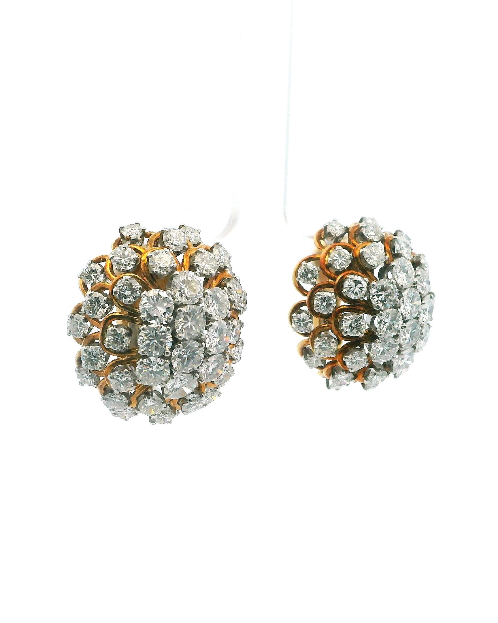 Exquisite Ohrringe zum Anstecken von David Webb. Gefertigt aus 18k Gold. Ausgestattet mit runden weißen Diamanten. Gesamtgewicht der Diamanten: 12,4 Karat. Diamanten bewertet E Farbe, VS1 Klarheit. 

Abmessungen: 24,4 mm Länge, 22,4 mm Breite.