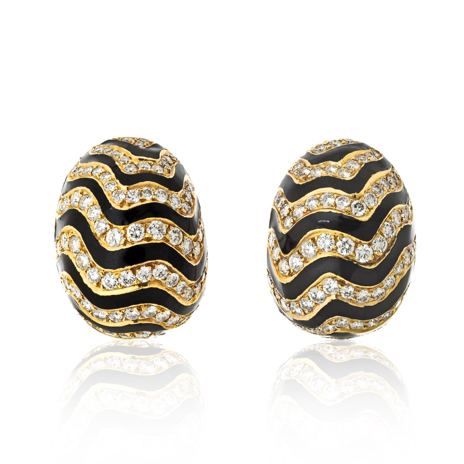 Entdecken Sie die fesselnde Eleganz dieser David Webb 18K Gelbgold Zebra-Style Pave Diamond Dome Clip-On Ohrringe. 

Diese Ohrringe im auffälligen Halbring-Design zeigen abwechselnd Linien aus schwarzer Emaille und funkelnden runden Diamanten im