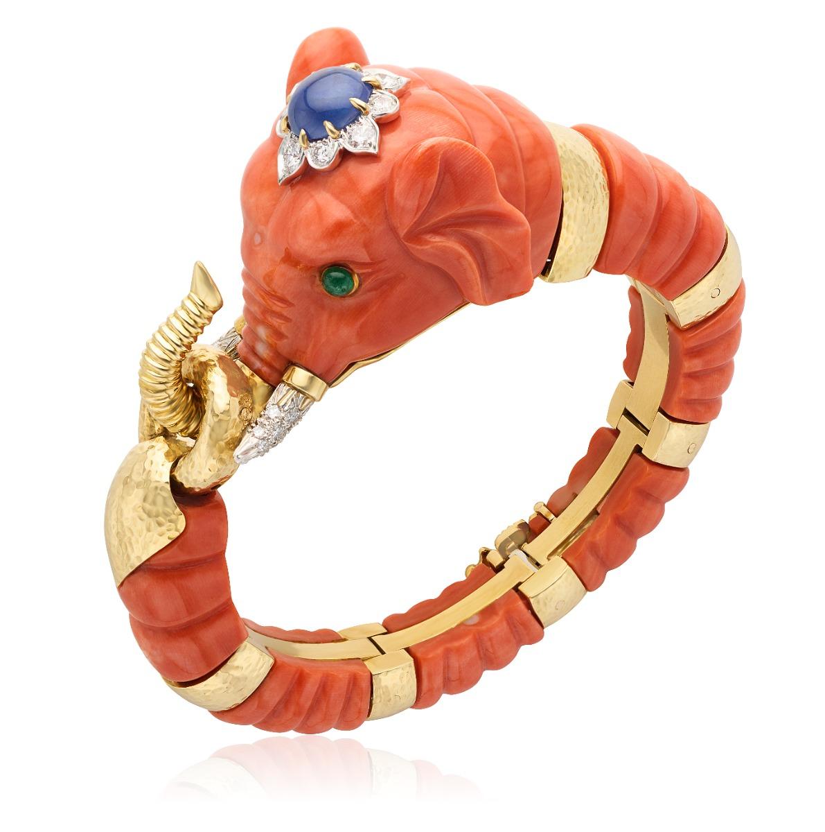Pulsera Estate de oro de 18 quilates con coral, zafiro, diamantes y esmeralda

Brazalete de oro de 18 quilates con coral, zafiro, diamantes y esmeralda. Con un llamativo diseño de elefante de coral naranja, acentuado con una pieza central de zafiro