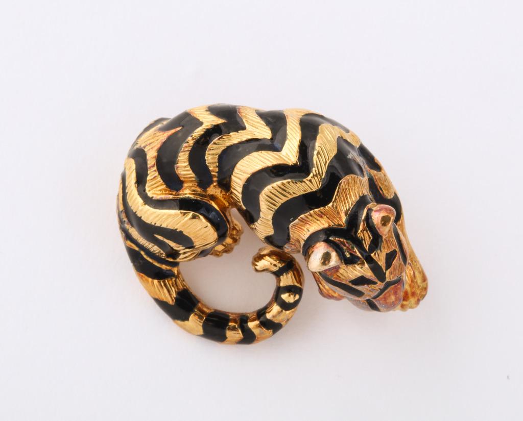 David Webb Emerald and Enamel Tiger Pin In Good Condition For Sale In Bal Harbour, FL