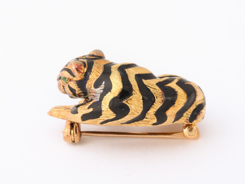 David Webb Emerald and Enamel Tiger Pin For Sale 1