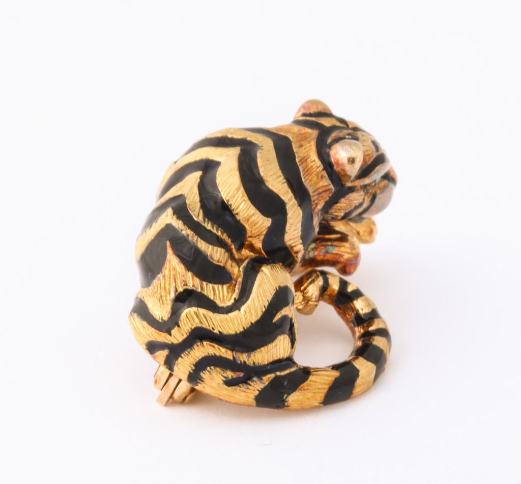 David Webb Emerald and Enamel Tiger Pin For Sale 2