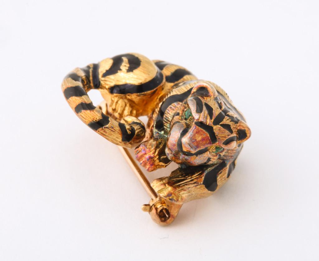 David Webb Emerald and Enamel Tiger Pin For Sale 3