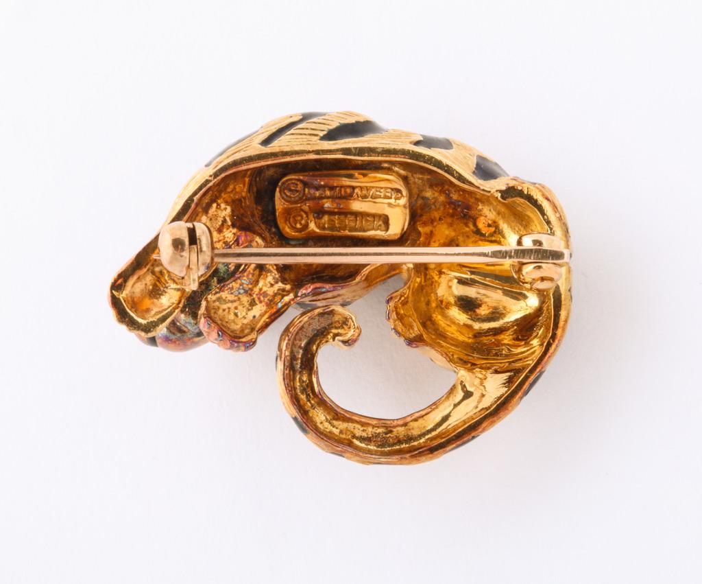 David Webb Emerald and Enamel Tiger Pin For Sale 4
