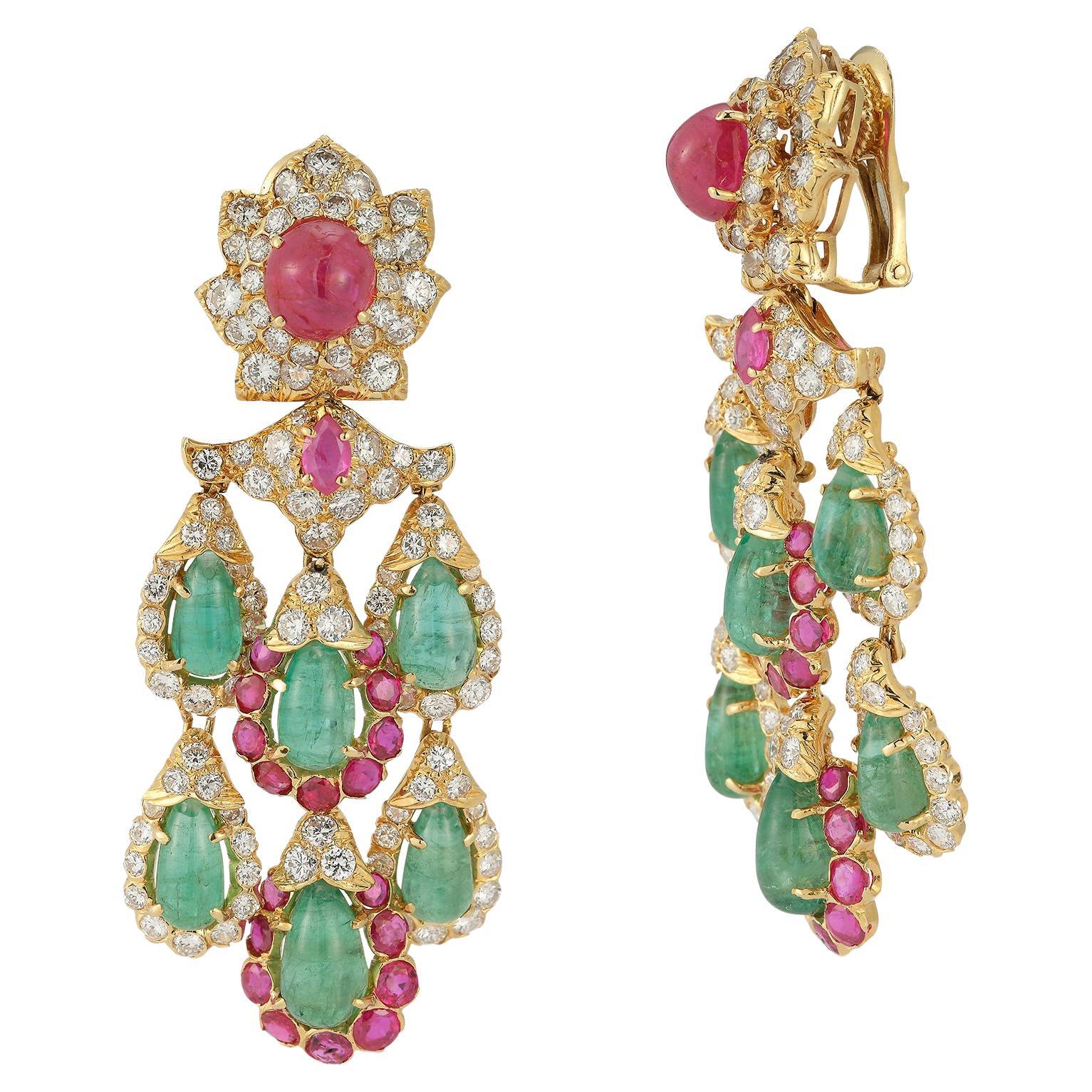 David Webb Smaragd- und Rubin-Kronleuchter-Ohrringe

Cabochon Rubine & drei Reihen von Cabochon Smaragde durch runde Diamanten & Rubine drapieren umgeben. 

Smaragd Gewicht: ca. 12,75 Karat
Rubin Gewicht: ca. 15,30 Karat 
Gewicht des Diamanten: ca.