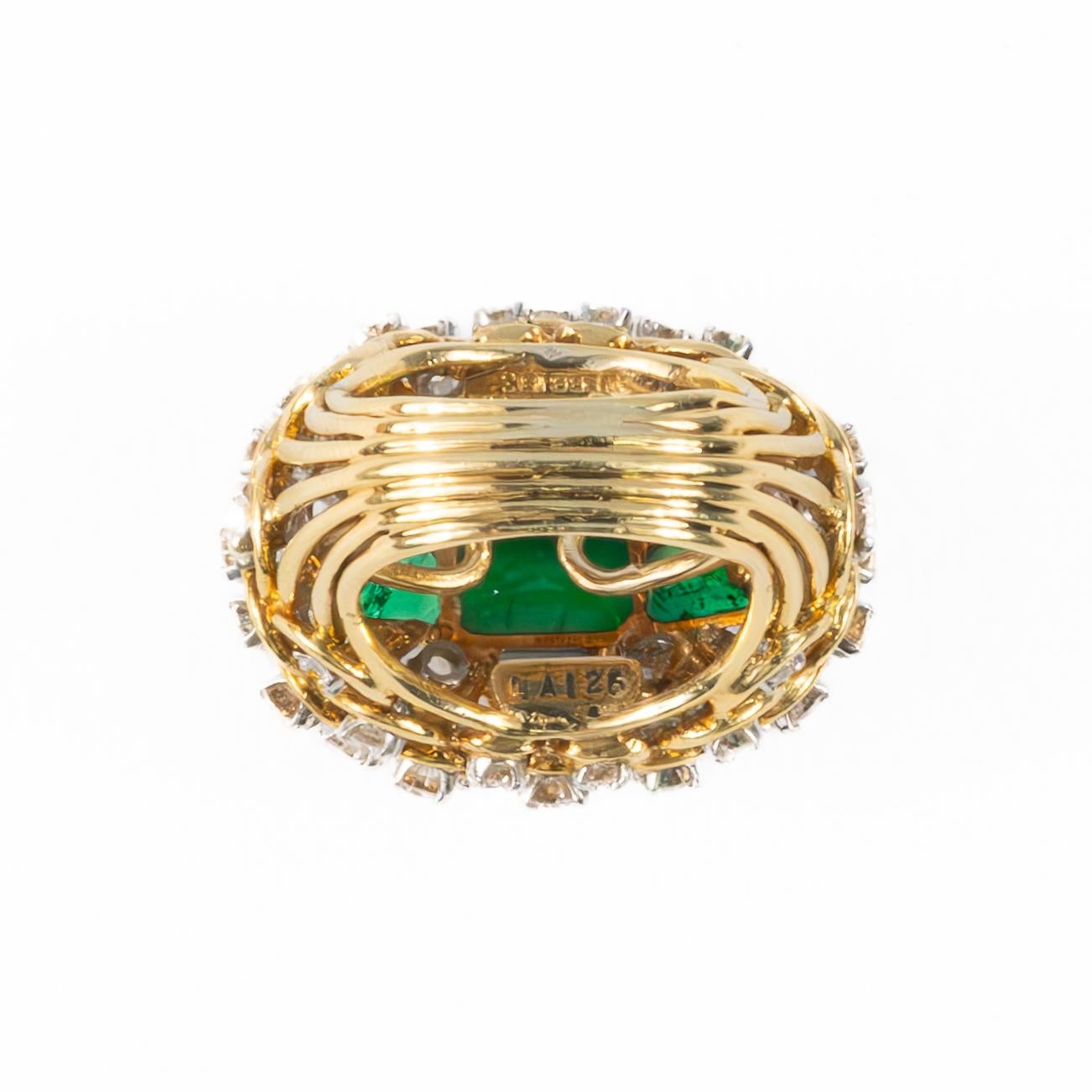 David Webb Ring mit Smaragd und Diamanten

Entdecken Sie die atemberaubende Anziehungskraft dieses David Webb Smaragd- und Diamantrings, eine faszinierende Mischung aus Luxus und Kunstfertigkeit. Dieser exquisite Ring aus 18 Karat Gold und Platin