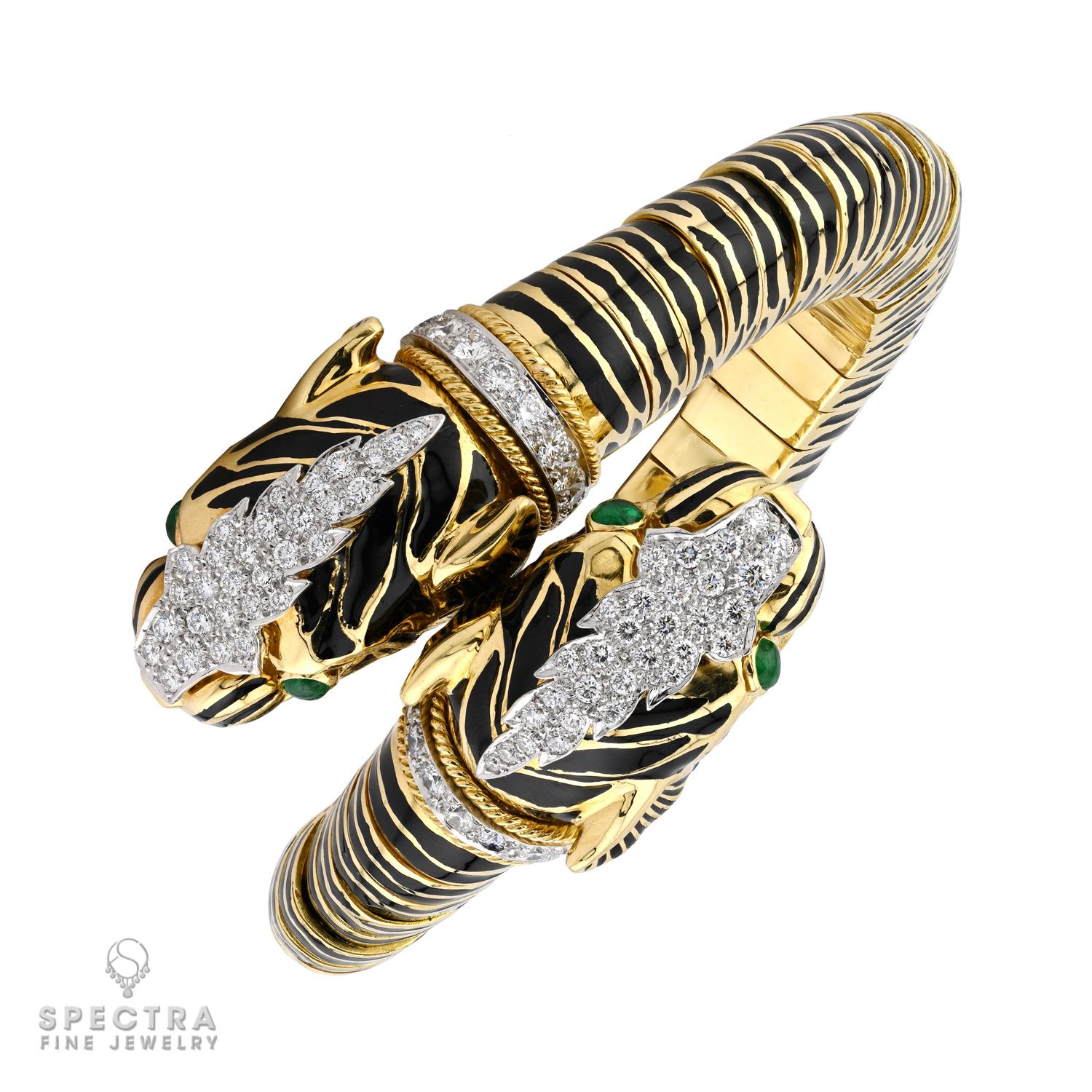 Cet exquis bracelet David Webb Tiger Bangle met en valeur le savoir-faire emblématique de la marque et l'attention portée aux détails. Cette pièce remarquable est dotée d'yeux en émeraude cabochon, ce qui confère au tigre un regard réaliste et