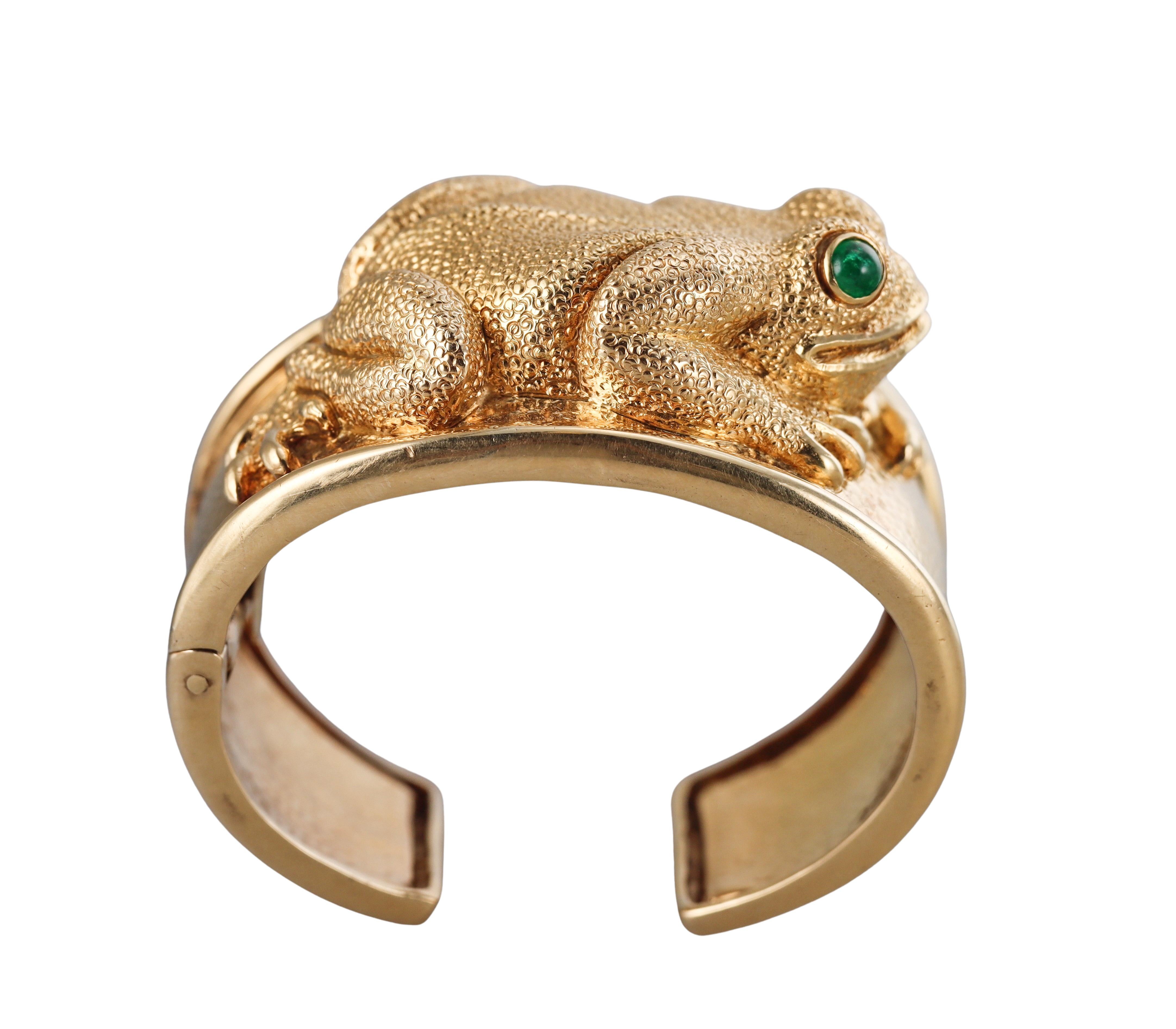 Taille cabochon David Webb grenouille émeraude  Bracelet manchette en or en vente