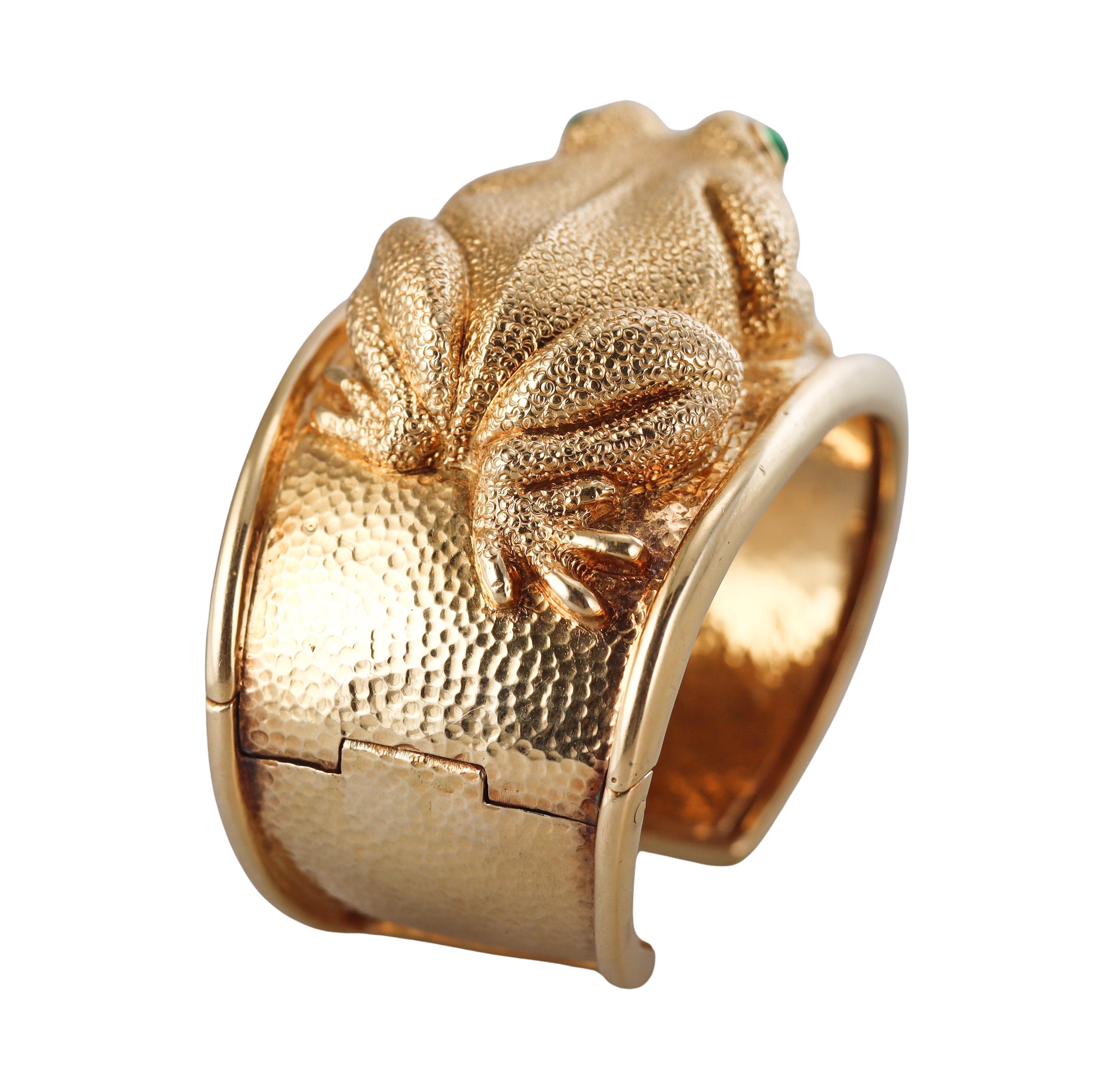 David Webb grenouille émeraude  Bracelet manchette en or Excellent état - En vente à New York, NY