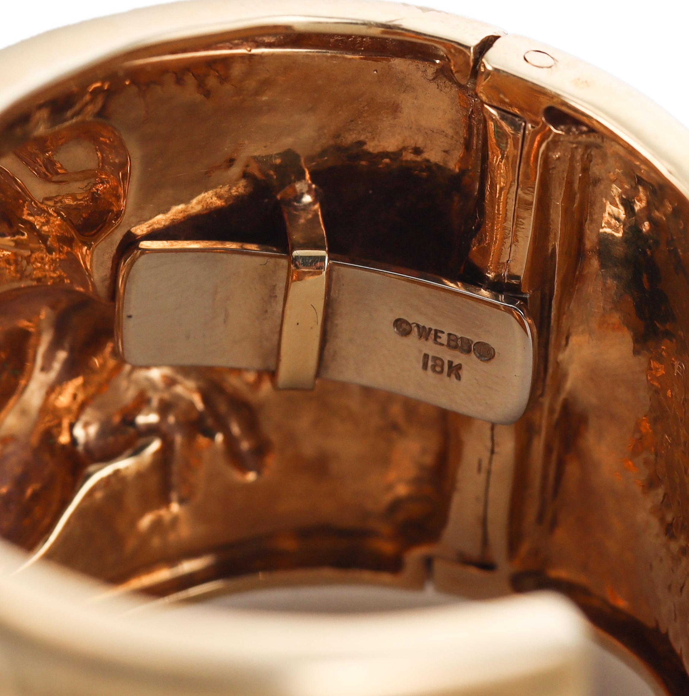 David Webb grenouille émeraude  Bracelet manchette en or en vente 1