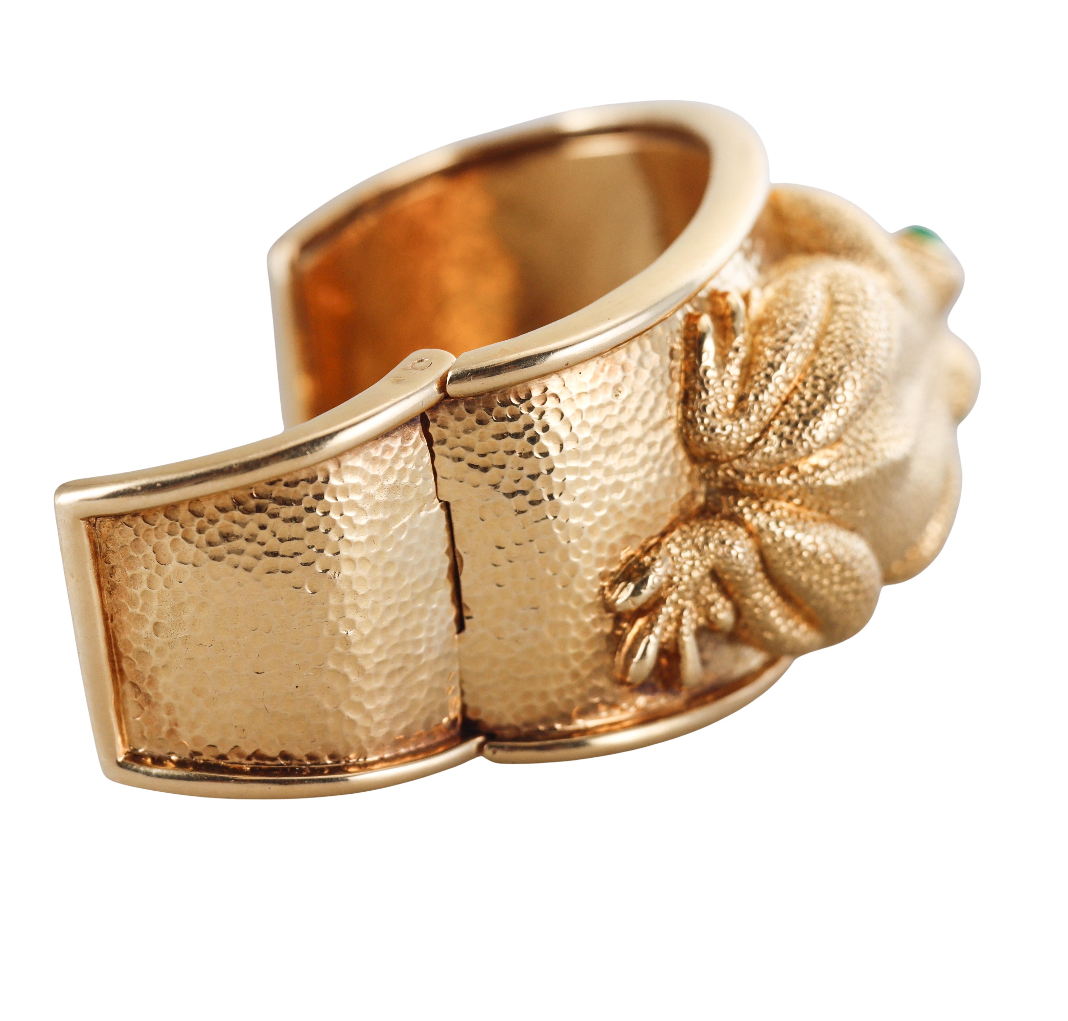David Webb grenouille émeraude  Bracelet manchette en or en vente 2