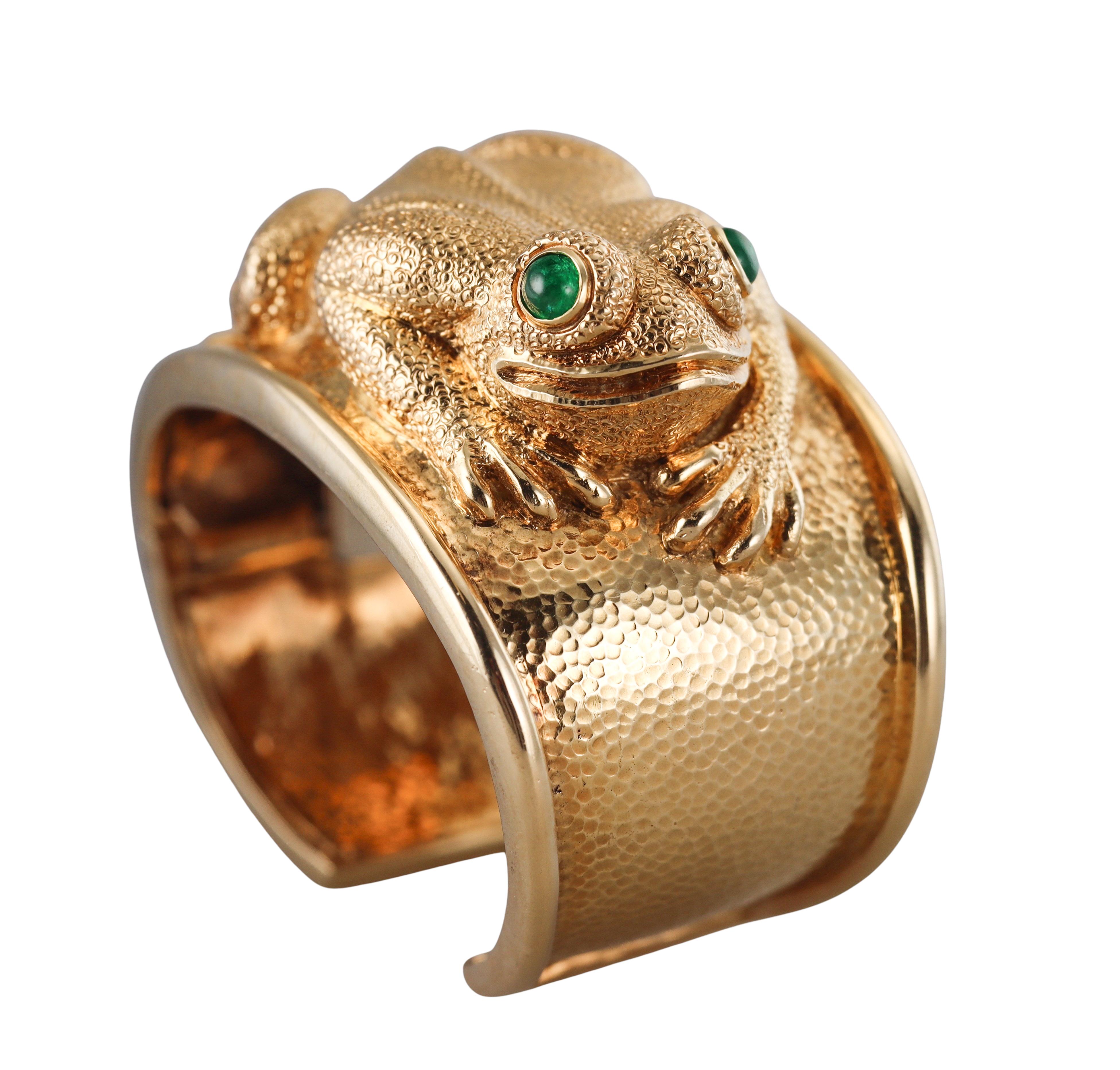 David Webb grenouille émeraude  Bracelet manchette en or en vente 3
