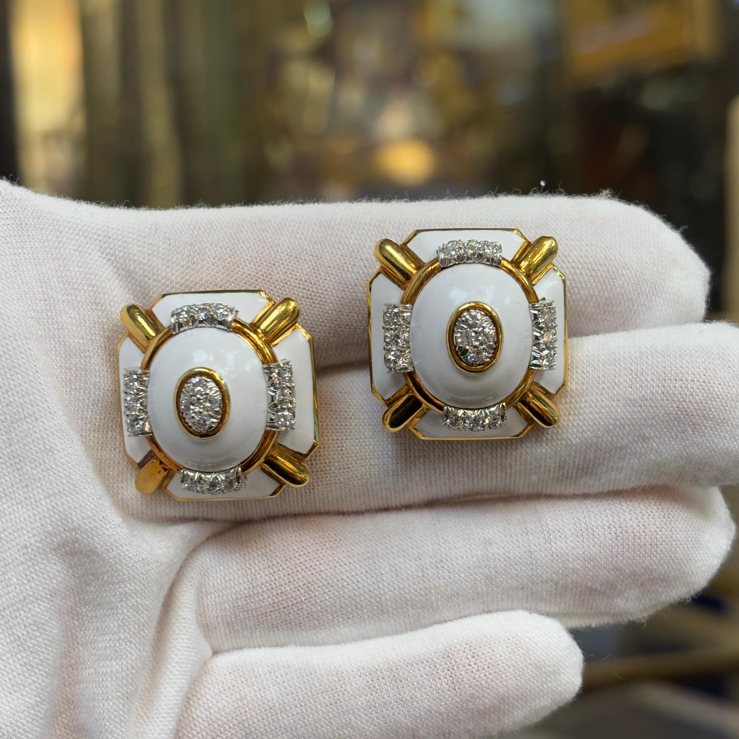 Taglio rotondo David Webb Enamel and Diamond Earrings in vendita