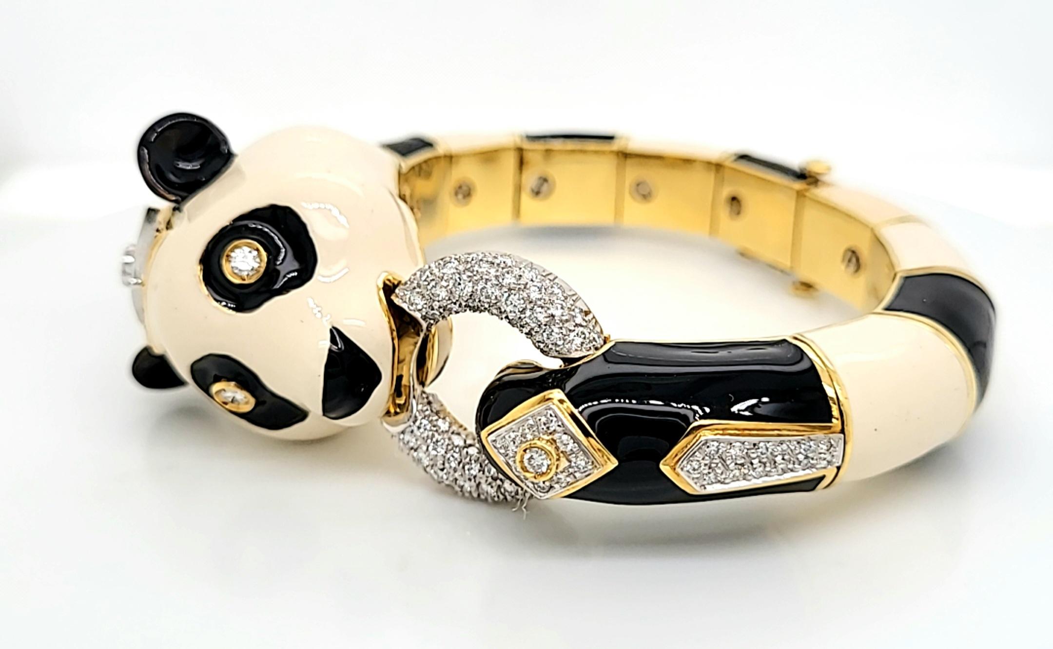 Ce bracelet unique de David Webb est conçu comme un panda. Whiting présente un émail noir et blanc rehaussé de diamants d'un poids total de 1,60 carat, sertis dans de l'or jaune 18 carats et du platine. Faites-vous remarquer avec ce bracelet amusant