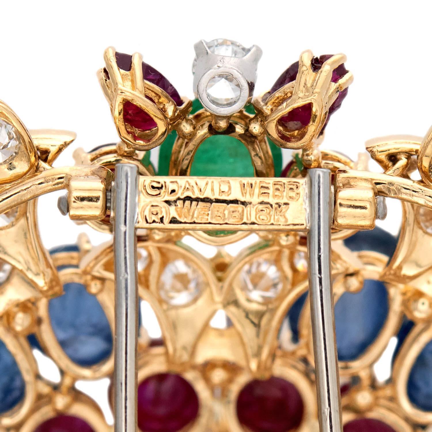 Taille cabochon DAVID WEBB Estate 18k Emerald, Diamond, Sapphire, and Ruby Starburst Brooch (Broche en étoile en émeraude, diamant, saphir et rubis) en vente