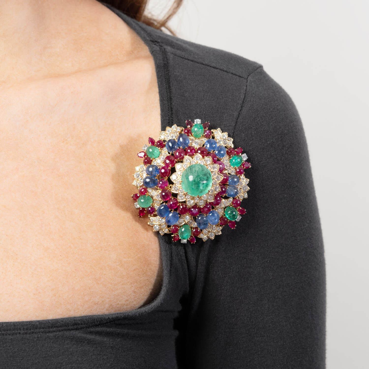DAVID WEBB Estate 18k Emerald, Diamond, Sapphire, and Ruby Starburst Brooch (Broche en étoile en émeraude, diamant, saphir et rubis) Bon état - En vente à Narberth, PA