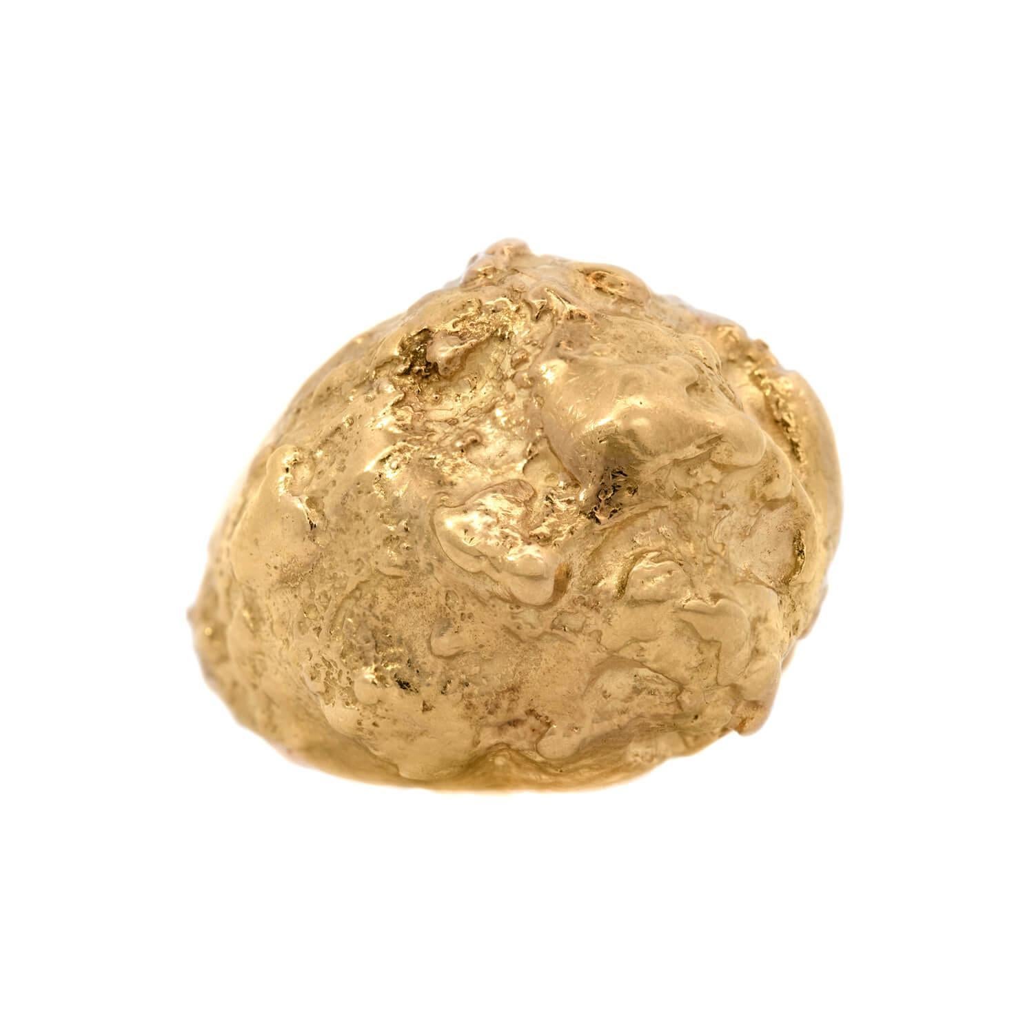 David Webb a commencé à travailler à la fin des années 1940 et s'est imposé comme le porte-drapeau de la joaillerie américaine. Réputée pour sa qualité irréprochable et son design audacieux et unique, chaque pièce est fabriquée à la main et