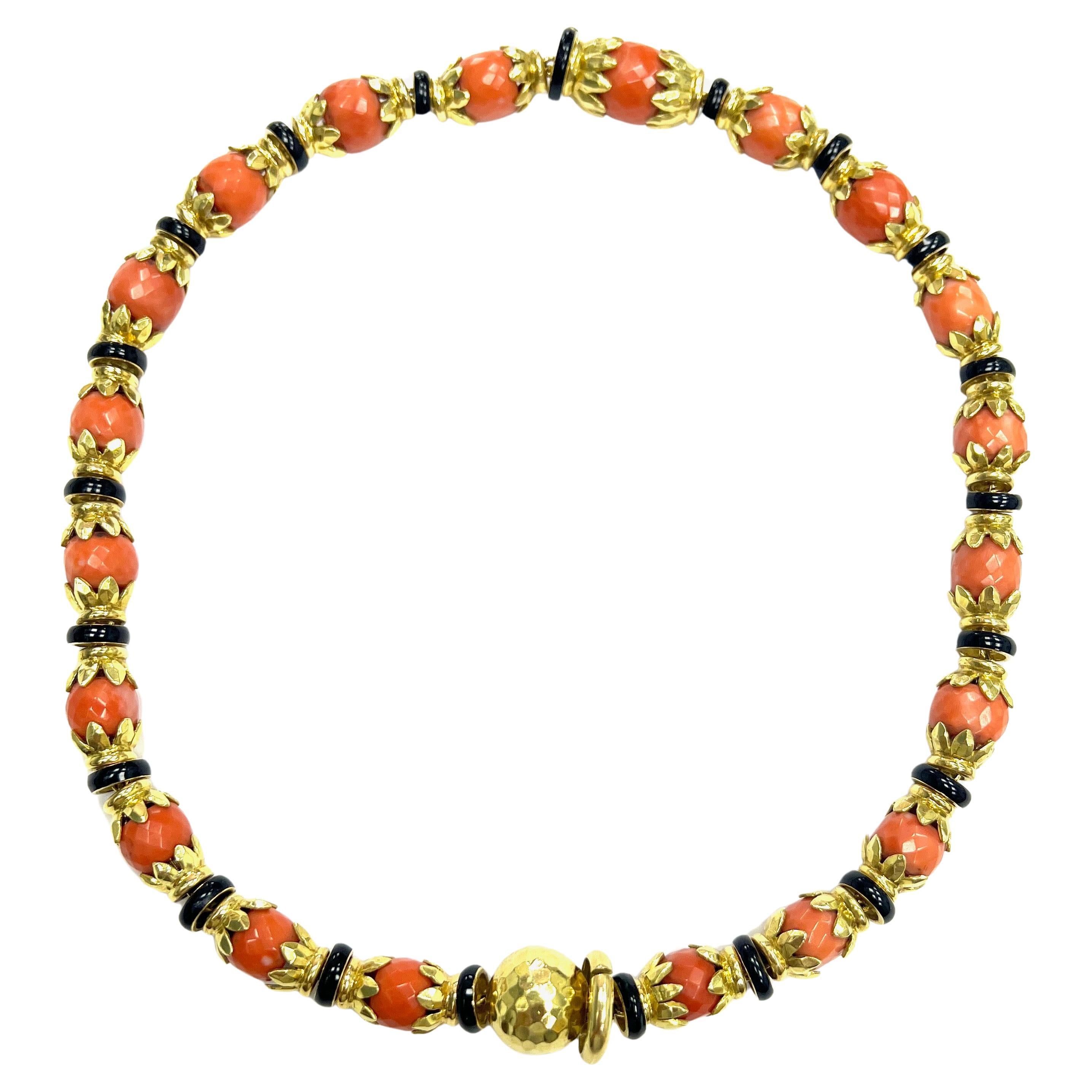 David Webb Collier en corail facetté et onyx noir en or jaune 18k en vente