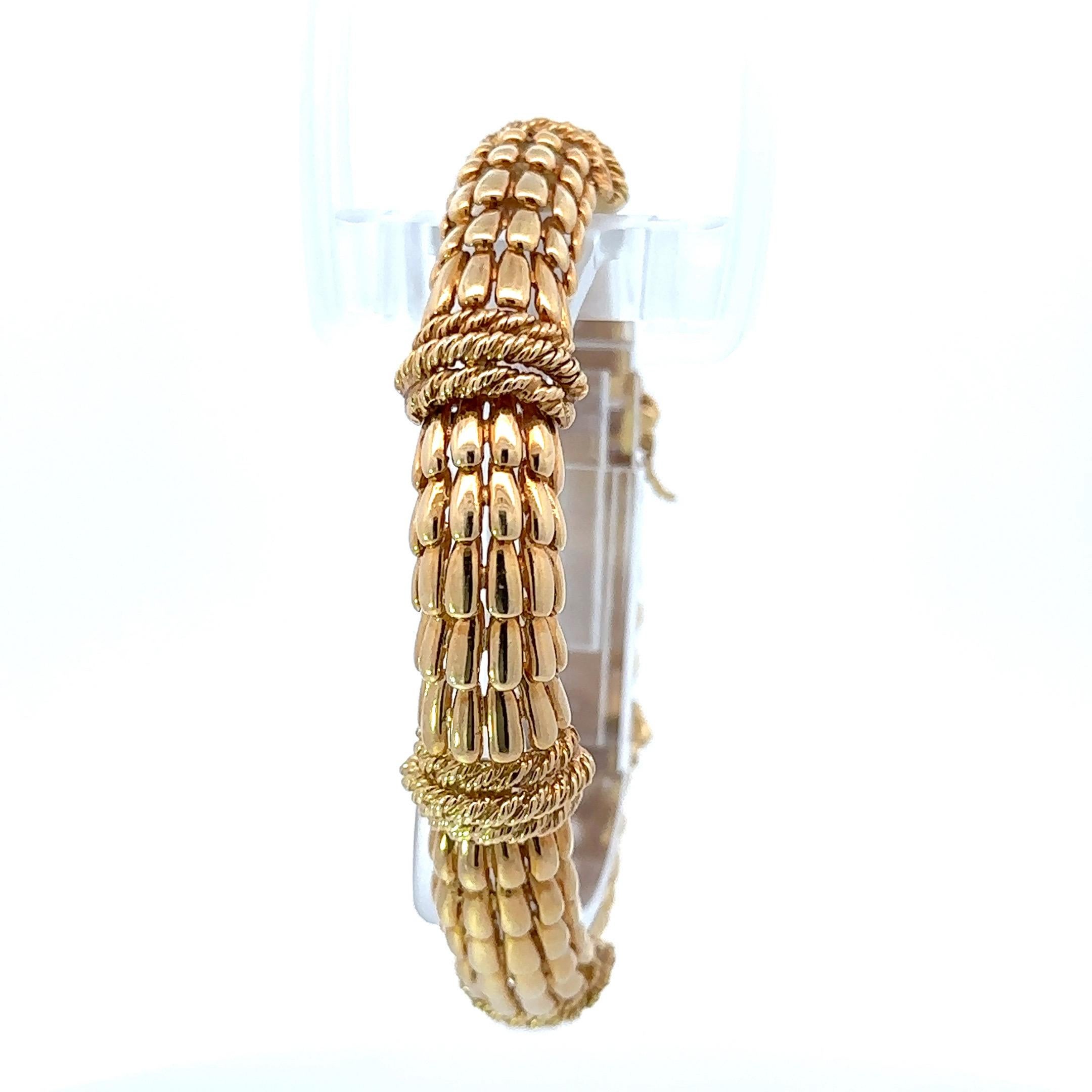 
Descubre la belleza atemporal de esta exquisita pulsera David Webb, una verdadera encarnación de la elegancia vintage de los años 70. Elaborada con maestría en oro amarillo de 18 quilates, esta asombrosa pieza muestra un fascinante diseño de