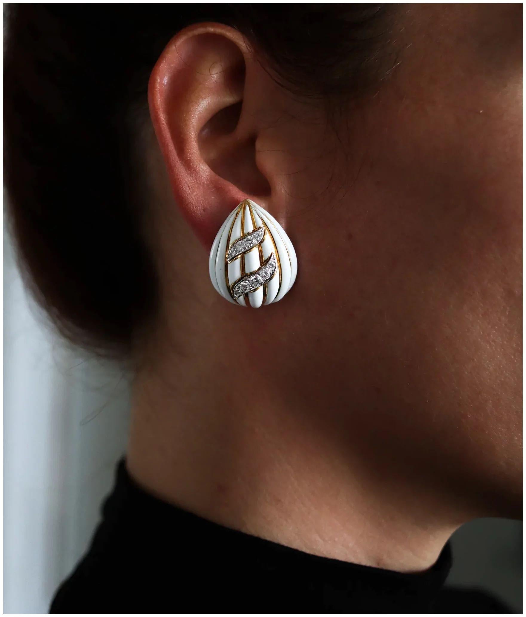 Boucles d'oreilles en amandes cannelées créées par David Webb (1925-1975).
Belle paire classique américaine, créée à New York dans l'atelier de joaillerie de David Webb pendant la période moderniste, dans les années 1970. Ces boucles d'oreilles