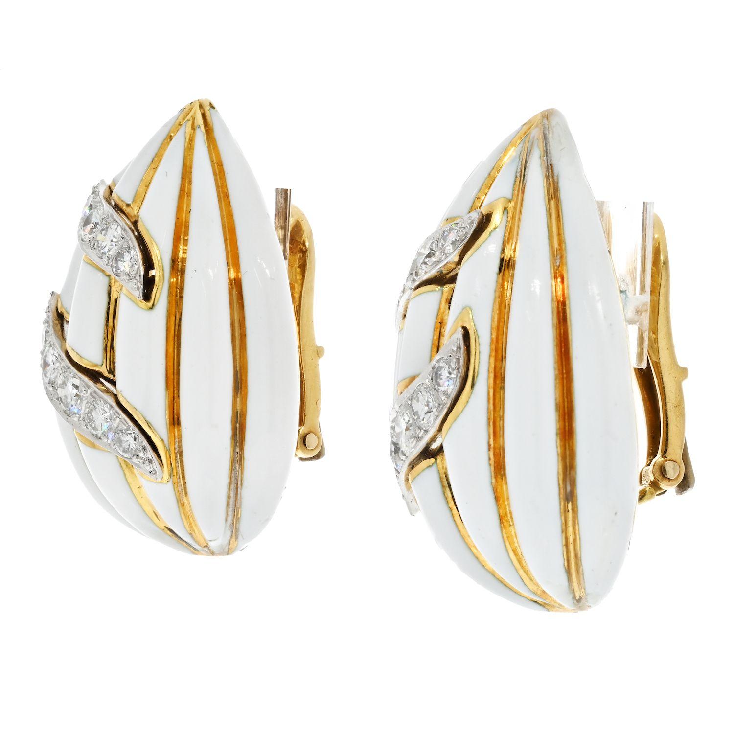 Moderne David Webb Boucles d'oreilles cannelées en diamants, émail blanc et diamants en vente