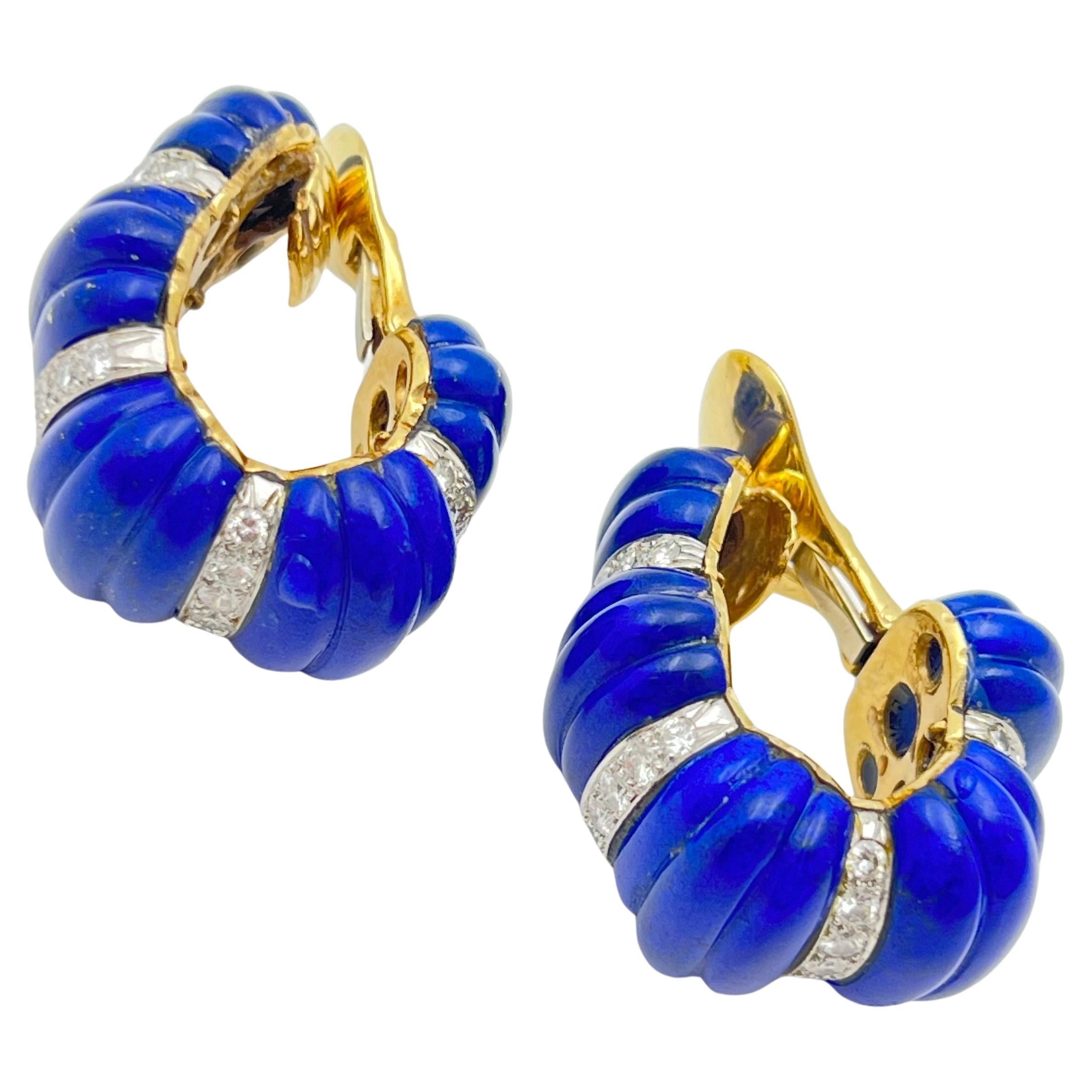 Boucles d'oreilles demi-boucles en lapis-lazuli et diamants David Webb Excellent état - En vente à Palm Beach, FL