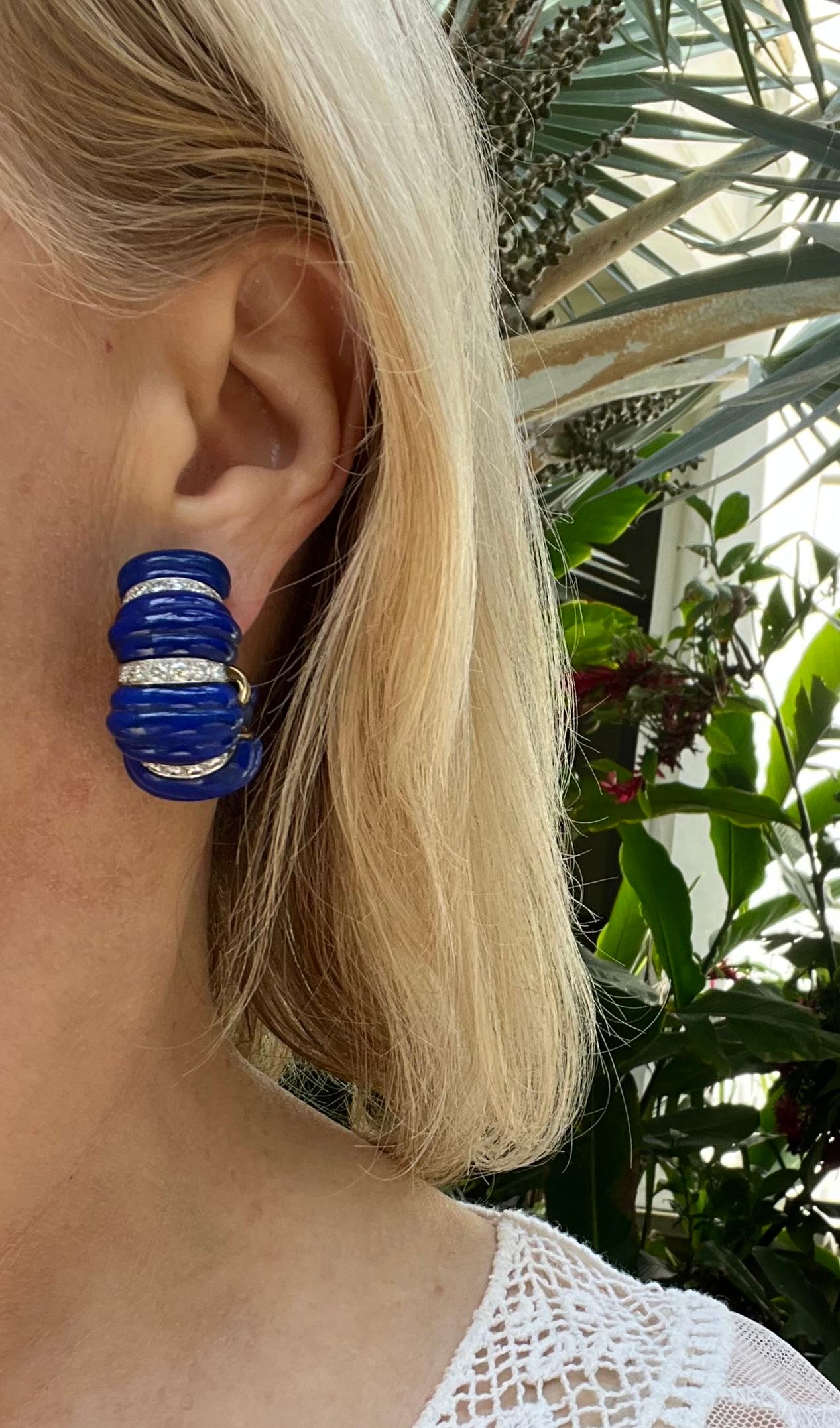 Boucles d'oreilles demi-boucles en lapis-lazuli et diamants David Webb en vente 3
