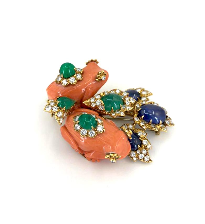 Taille ronde David Webb Broche grenouille en or avec diamants, corail cabochon et émeraudes en vente