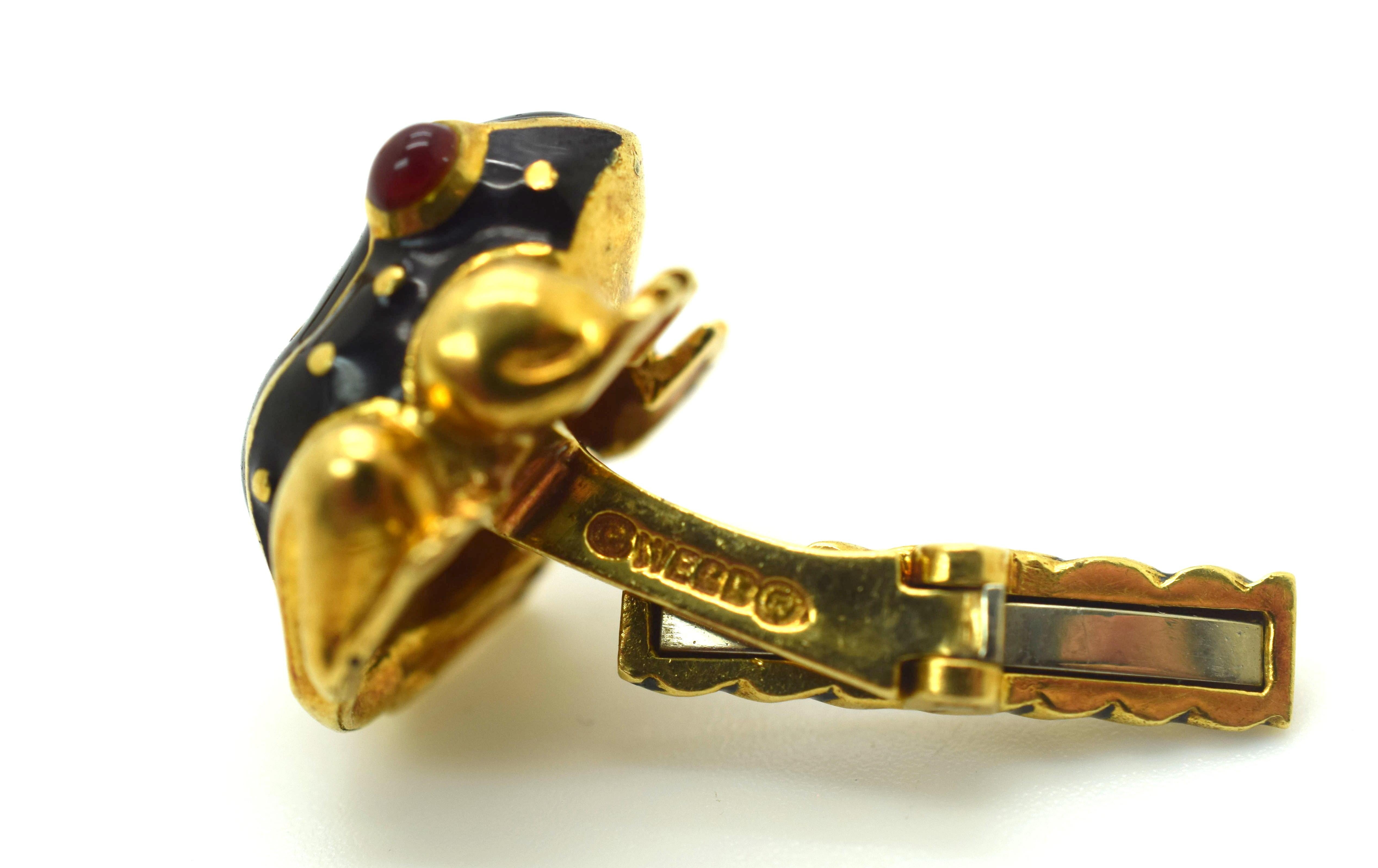 David Webb Frog Enamel Black Cufflinks 18 Karat Yellow Gold In Excellent Condition In MIAMI, FL