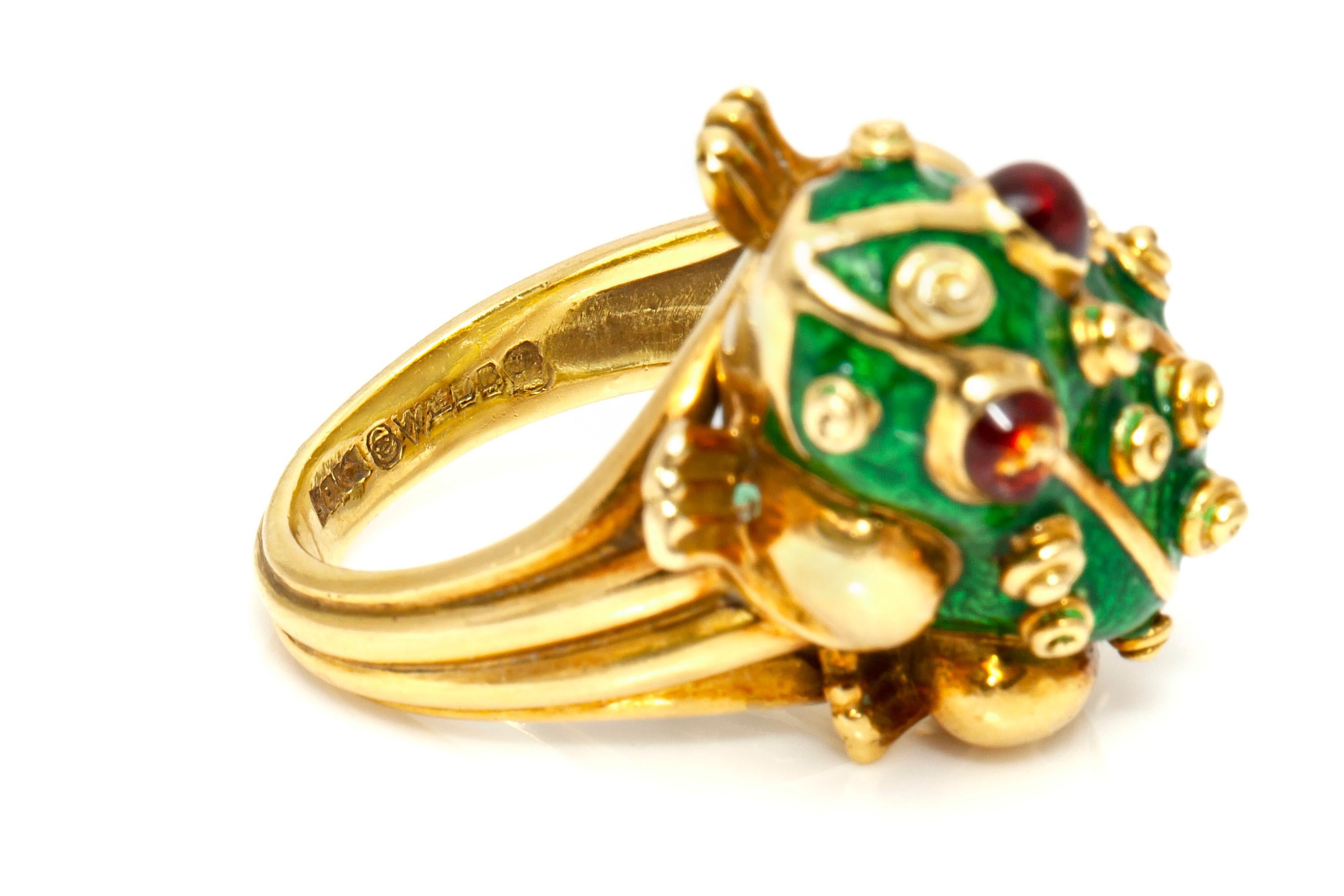Frog ring, finely crafted in 18k yellow gold with green enamel coated body and cabochon-cut ruby eyes. Signed by David Webb. Size 6,5.