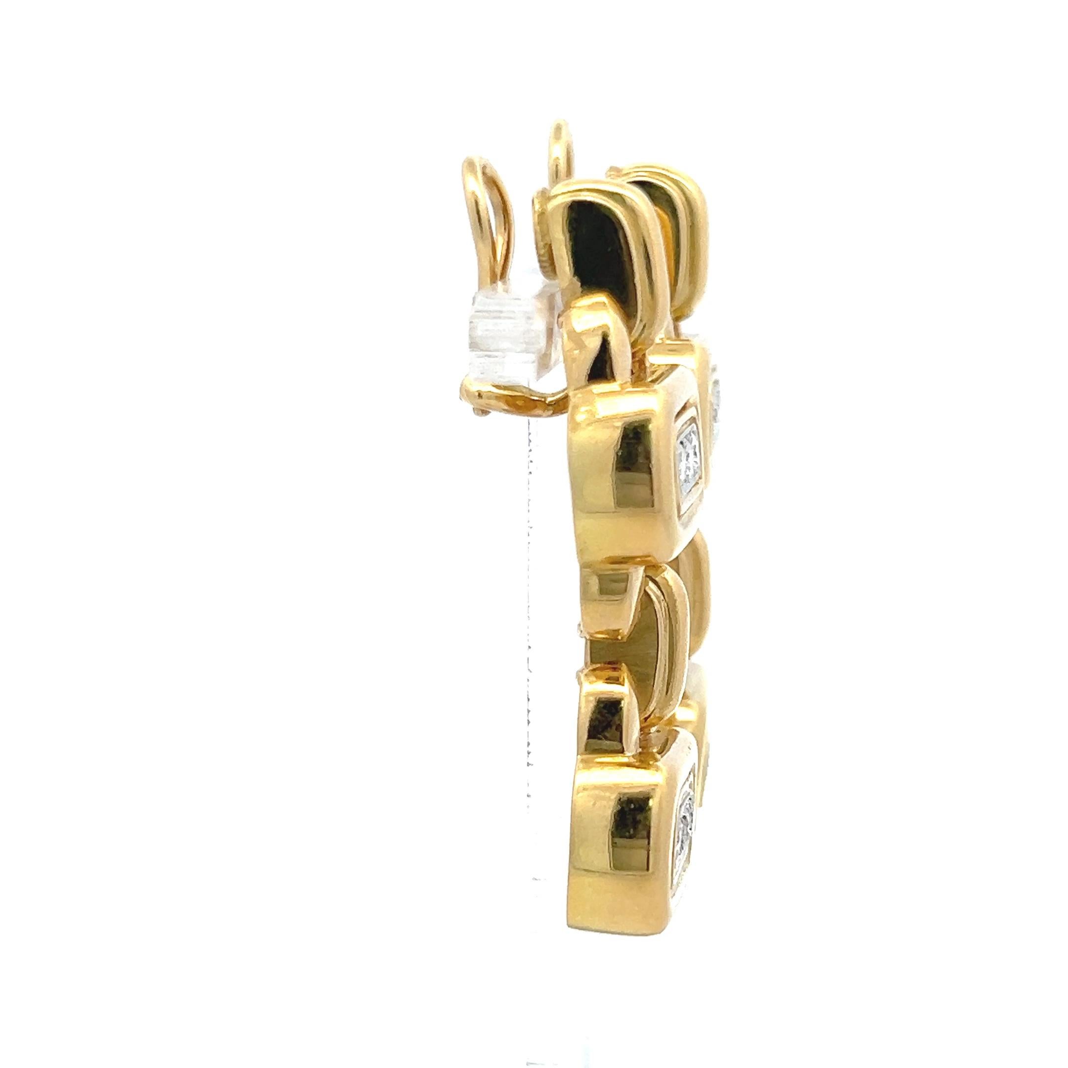 Progettista:
A. DAVID WEBB
Titolo:
Questi orecchini vintage David Webb sono caratterizzati da un audace design geometrico a maglie realizzato in ricco oro giallo 18 carati, rifinito con la tipica forma scultorea ad alta lucidatura del marchio. Ogni