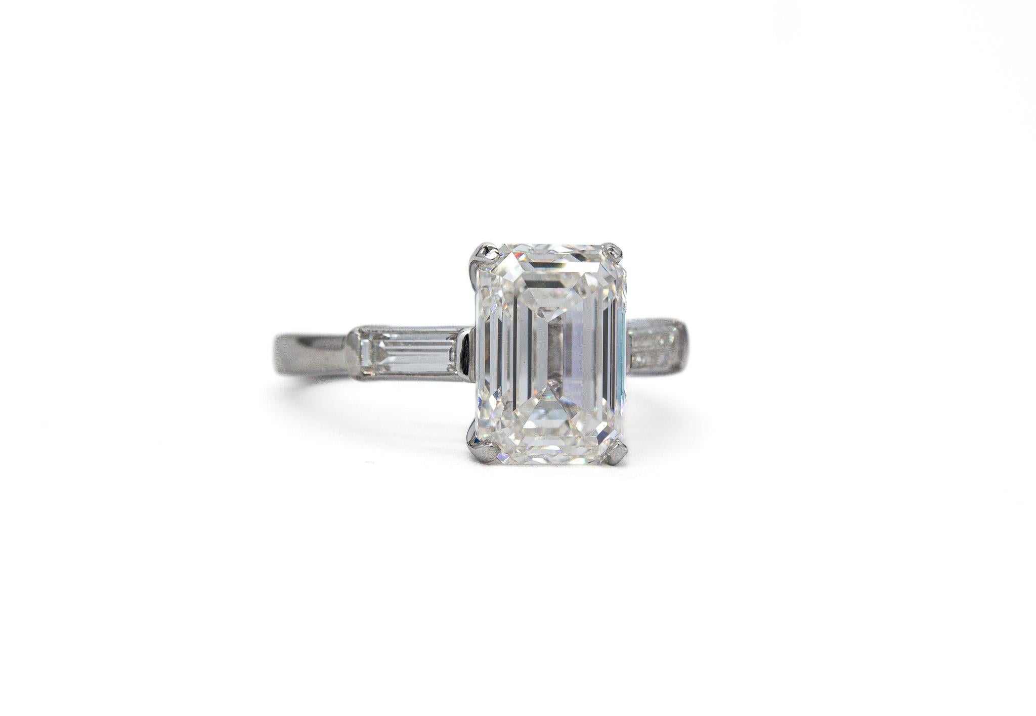 Contemporain David Webb GIA Certified 5.01 Carat F VS1 Emerald Cut Diamond Three Stone Ring en vente