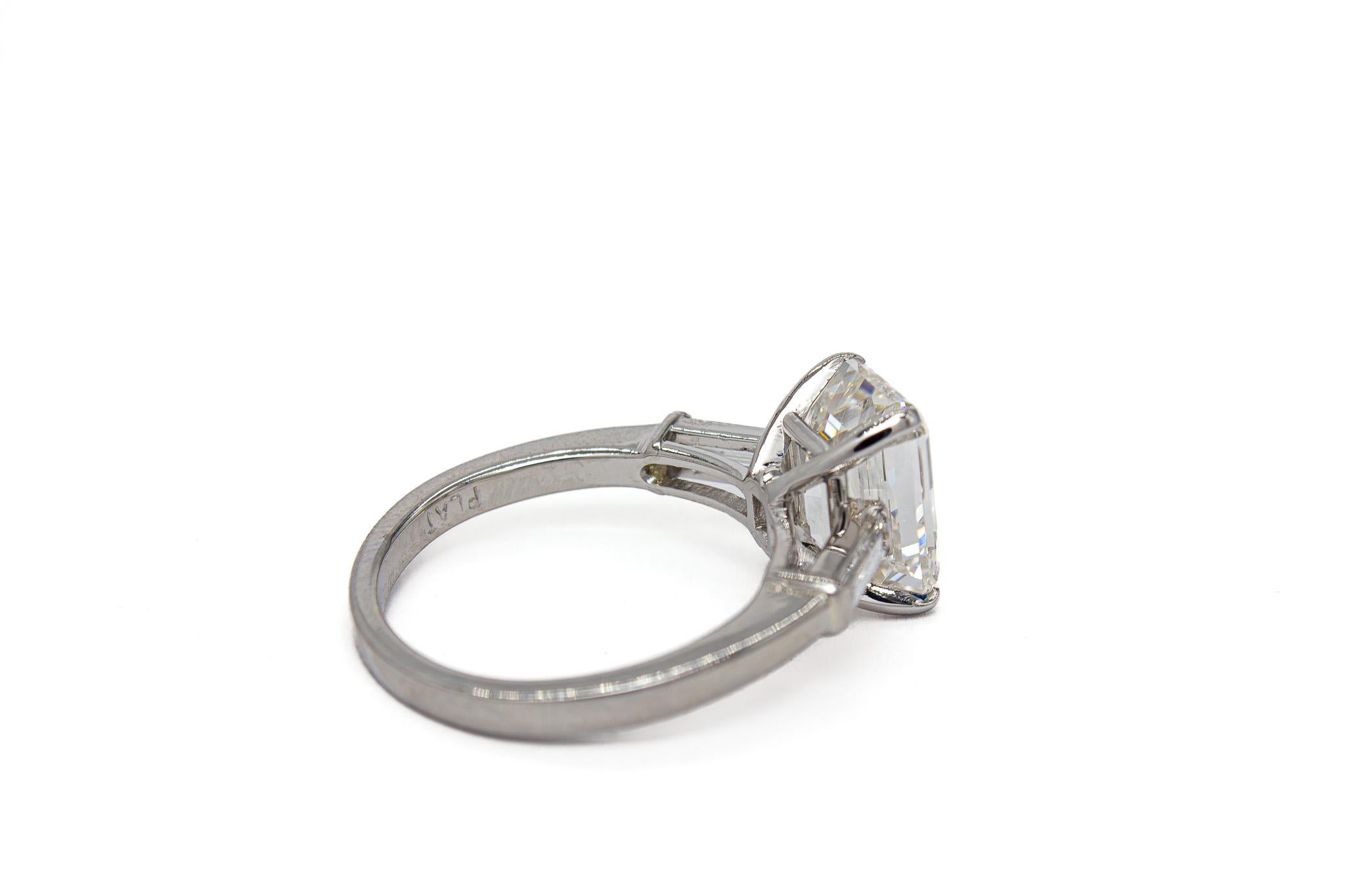 Taille émeraude David Webb GIA Certified 5.01 Carat F VS1 Emerald Cut Diamond Three Stone Ring en vente