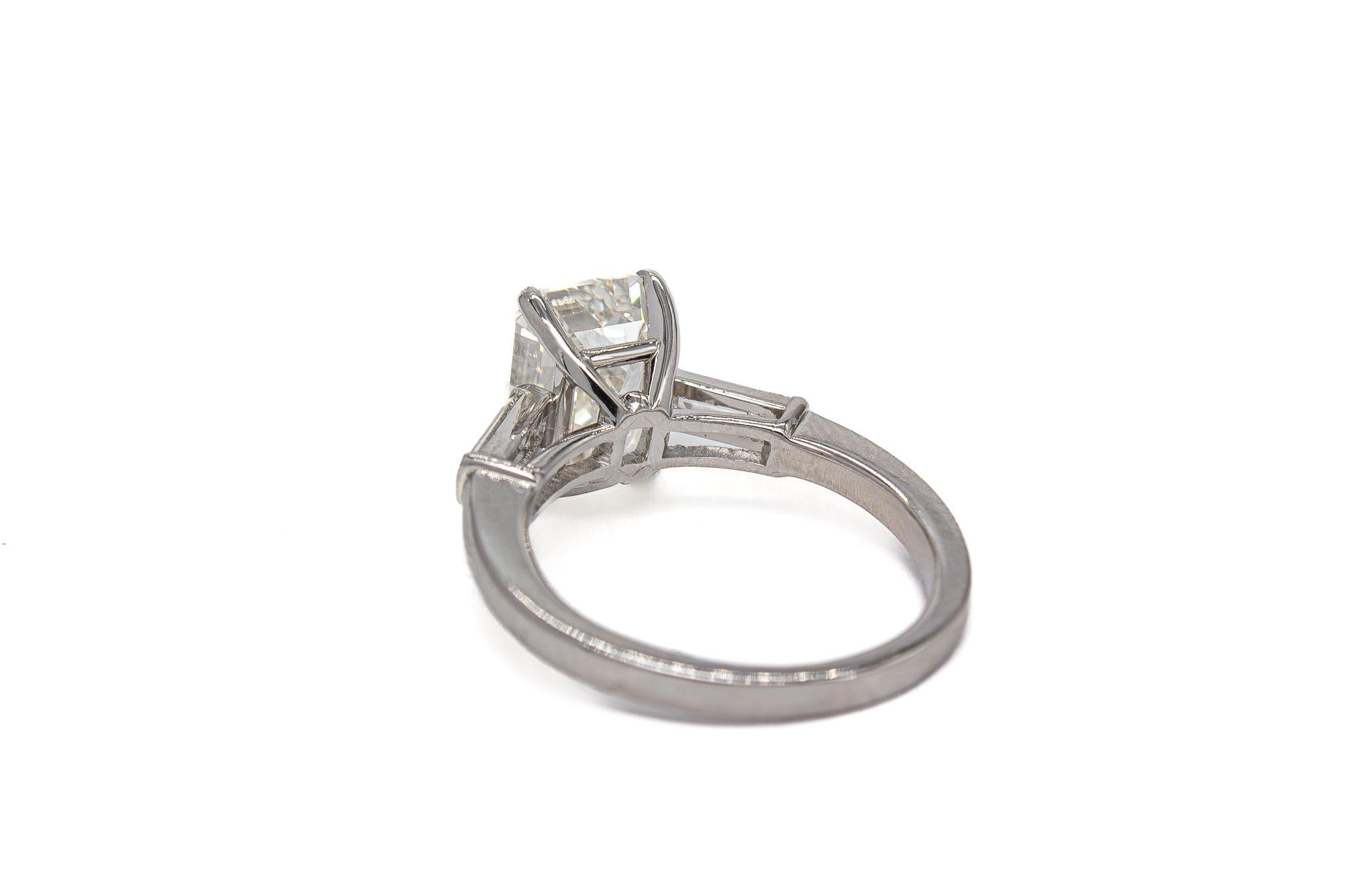 David Webb GIA Certified 5.01 Carat F VS1 Emerald Cut Diamond Three Stone Ring Unisexe en vente