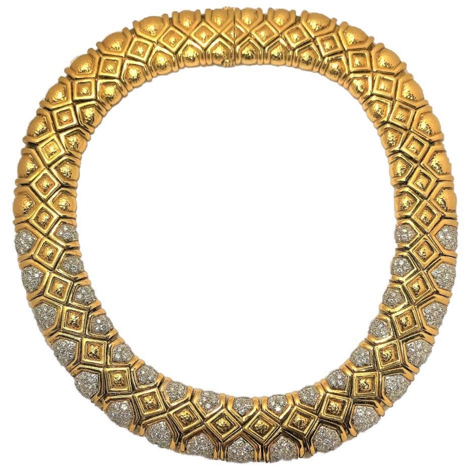 Ein auffälliges Halsband aus 18 Karat Gelbgold und Platin mit Diamanten 
von David Webb. Die runden Diamanten im Brillantschliff sind mit 
in Platinplatten und wiegen insgesamt etwa 
10.75ct von insgesamt E Farbe und VS1 Reinheit. Diese flexible