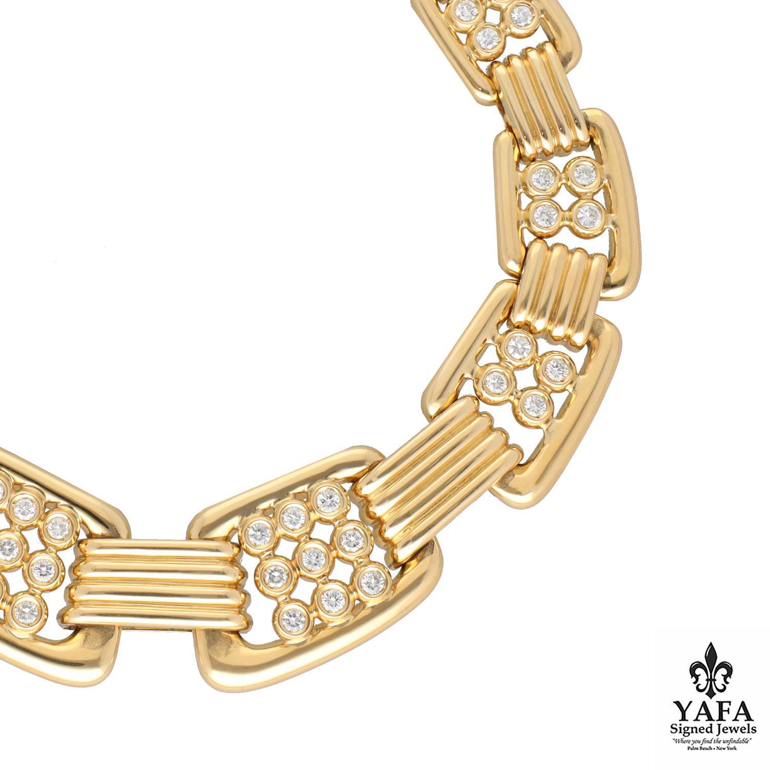 Creata in oro giallo 18 carati e progettata con una piacevole geometria, la collana è strutturata con 12 sezioni trapezoidali graduate e tridimensionali, ciascuna decorata con diamanti rotondi incastonati e collegate da segmenti d'oro a coste.