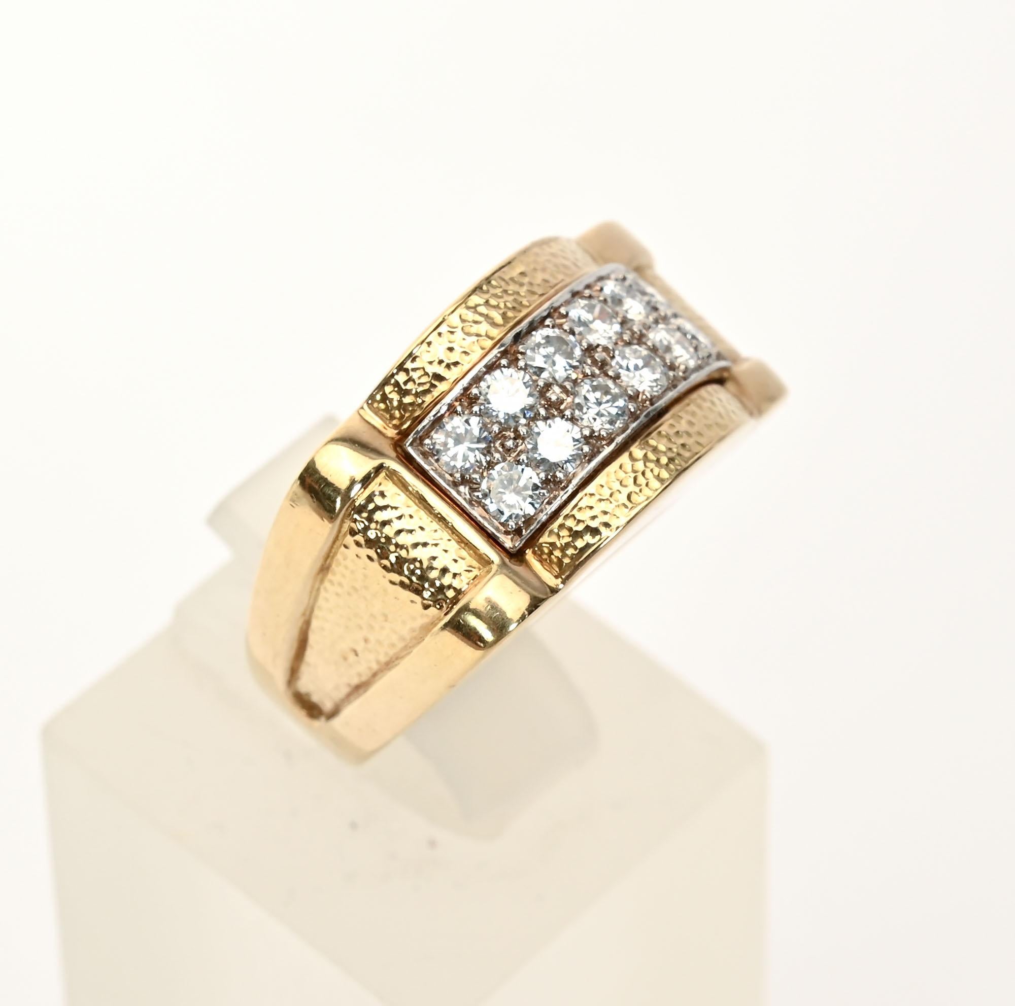 Anello David Webb in oro 18 carati con 12 diamanti incastonati in platino. Superfici martellate sulla parte superiore e sui lati con finitura liscia sulla parte anteriore e posteriore. Taglia 6 1/4 ma può essere aumentata o diminuita. Può essere