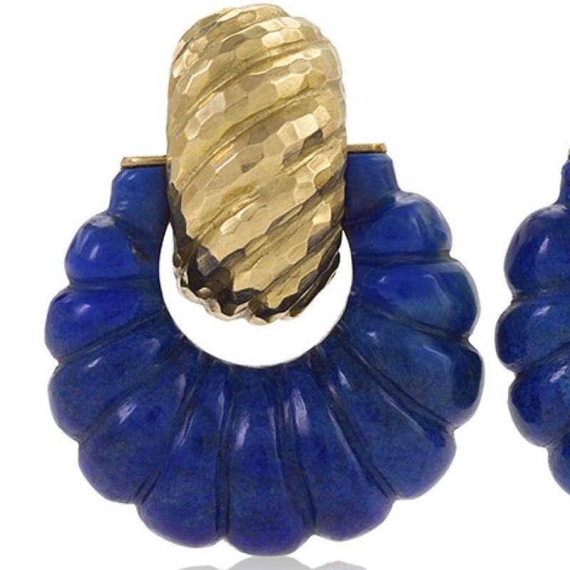 A pair of American Mid-20th Century 18 karat gold hoop earrings with ribbed lapis lazuli by David Webb. The solid scallop ribbed lapis lazuli is gold backed and perfectly accented by a textured and engraved hoop with a clip back. Circa