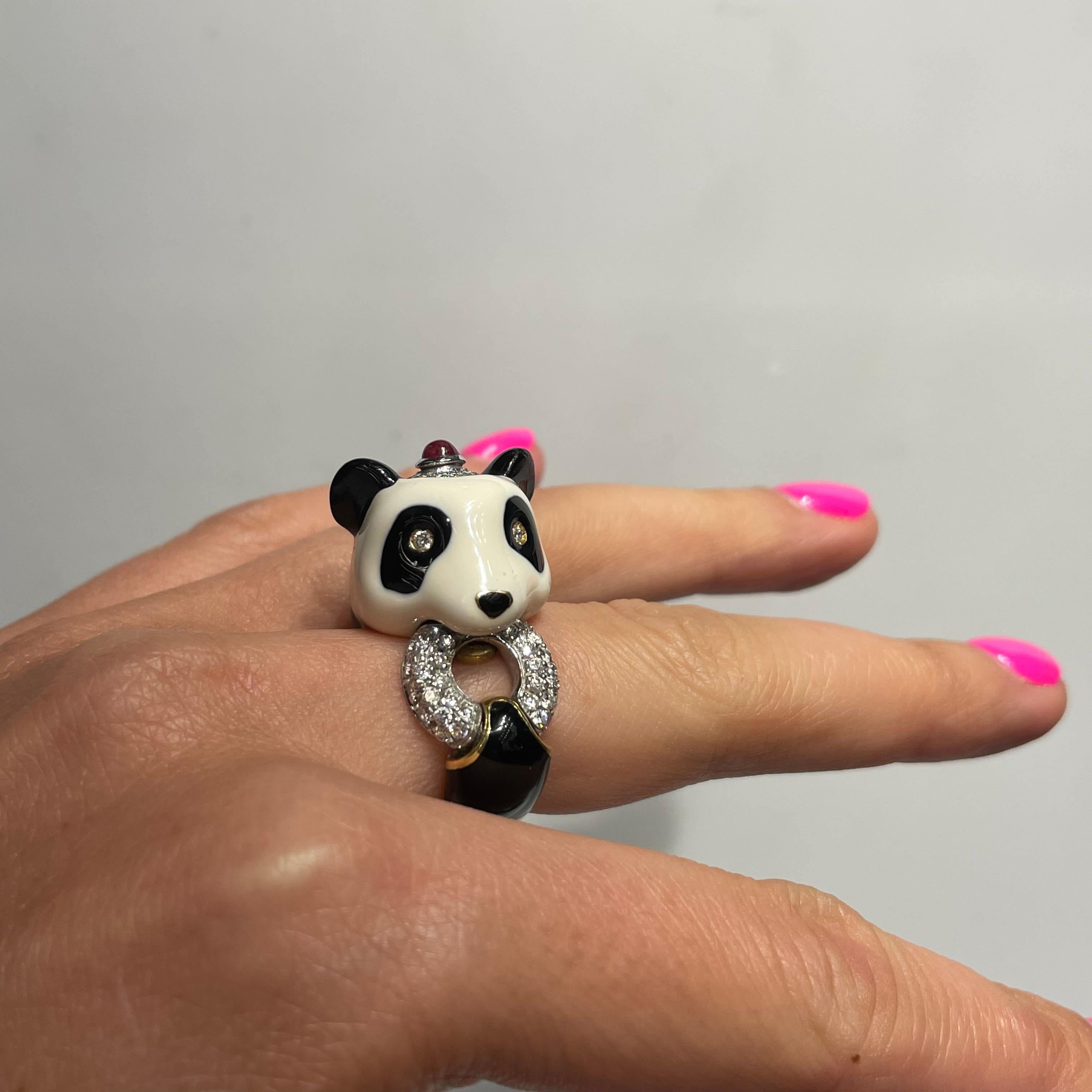 David Webb Gold and Platinum Panda Black and White Enamel Diamond Vintage Ring In Excellent Condition In New York, NY