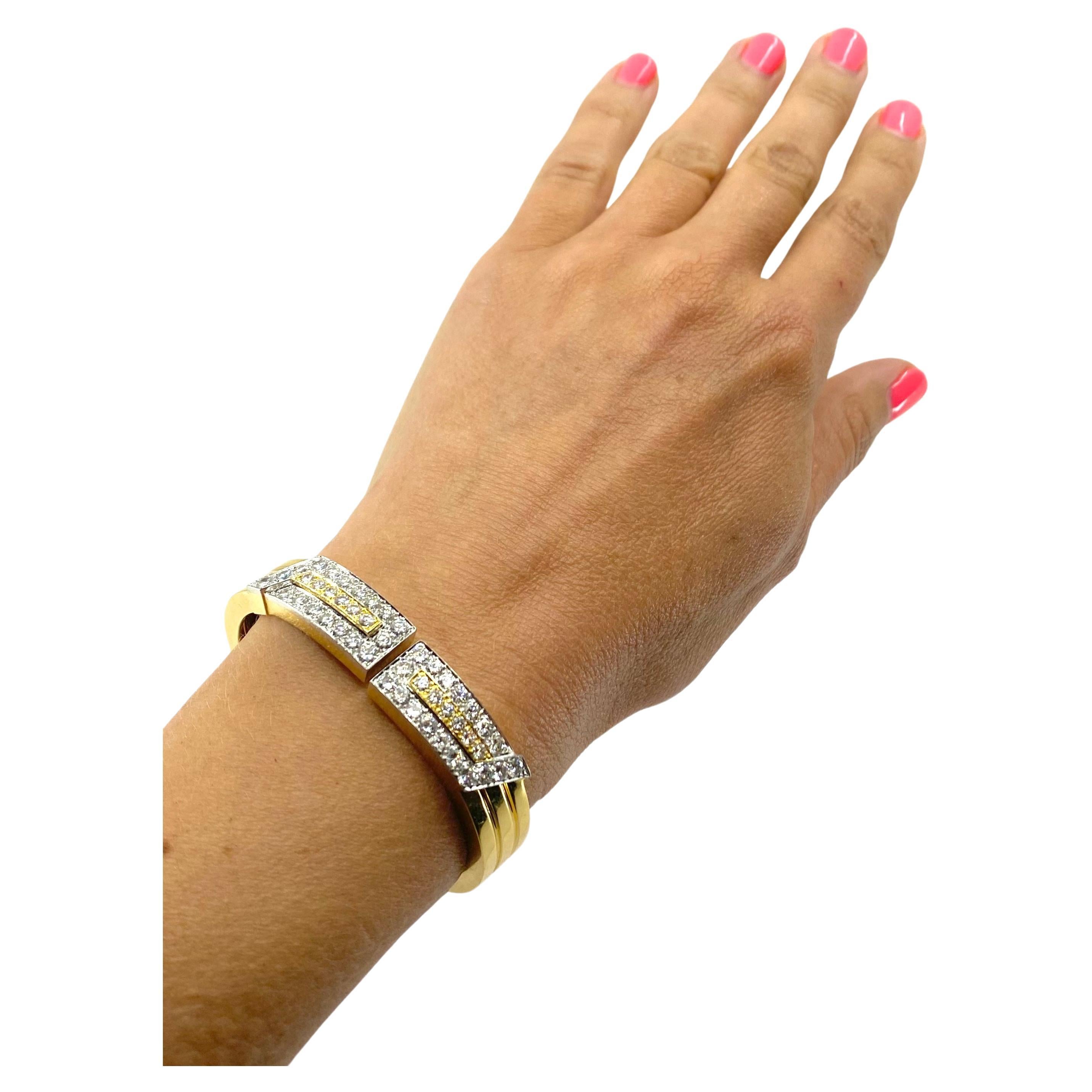 DESIGNER: David Webb
CIRCA: anni '80
MATERIALI: Oro giallo 18k, platino
GEMSTONE: 3,6 carati di diamanti rotondi taglio Brilliante (48 pietre)
PESO: 40 grammi
MISURE: circonferenza interna 6