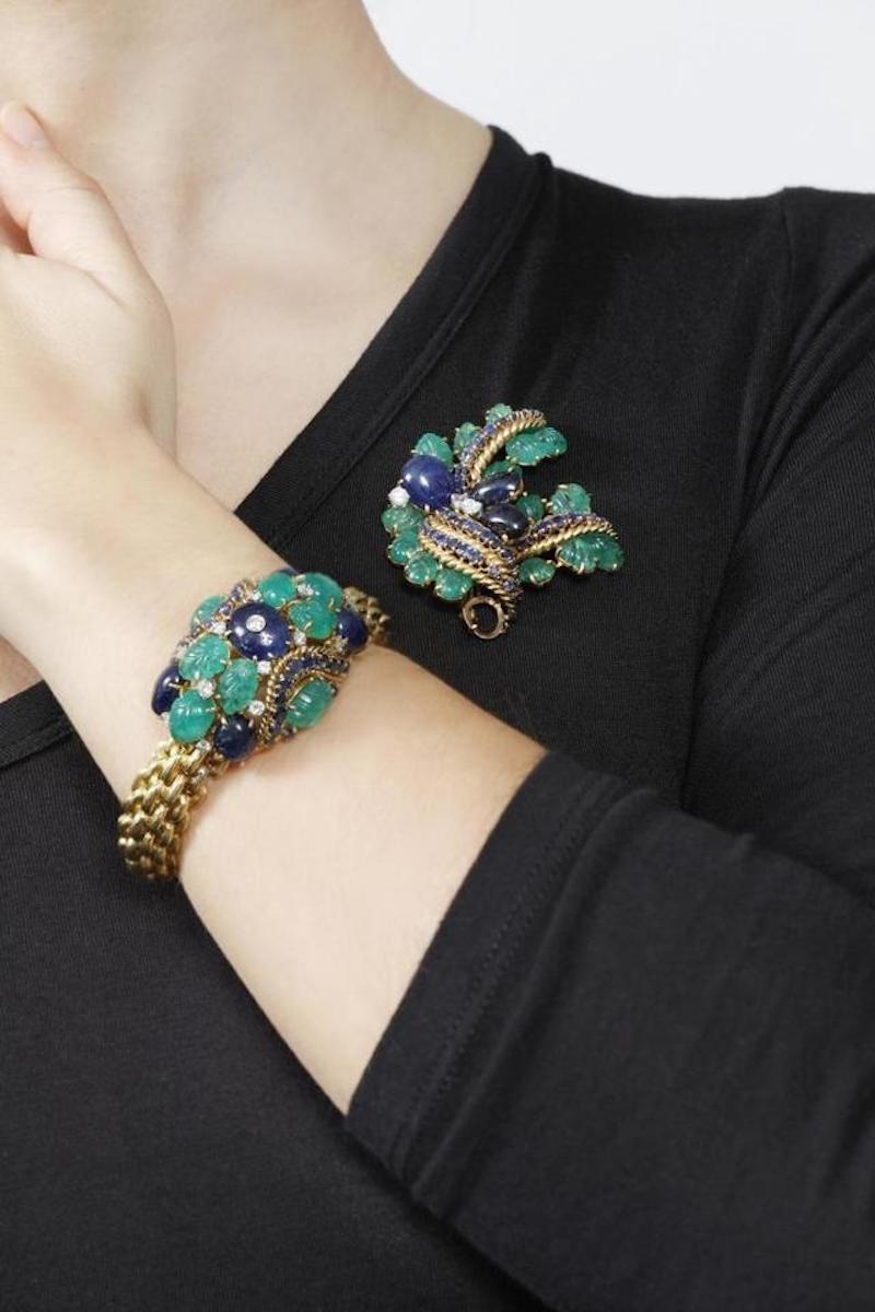 Modern David Webb Gold Cabochon Sapphires and Carved Emeralds Bracelet