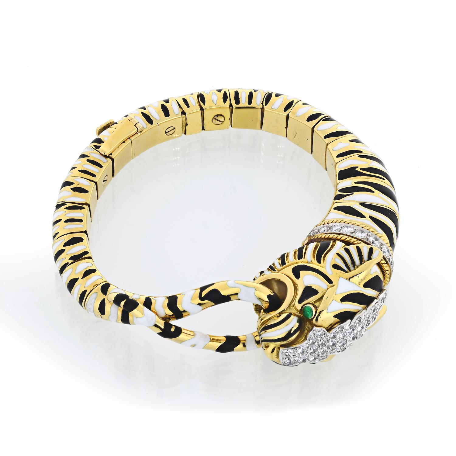 Taille ronde David Webb Bracelet jonc tigre en or, diamants et émeraudes en vente