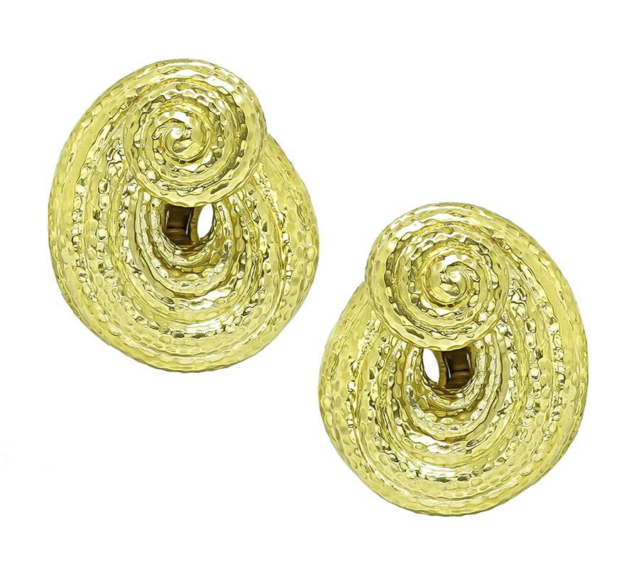 Questo è un affascinante paio di orecchini in oro giallo 18k di David Webb. Gli orecchini misurano 38 mm per 30 mm e pesano 52,6 grammi. Gli orecchini sono firmati WEBB 18K.