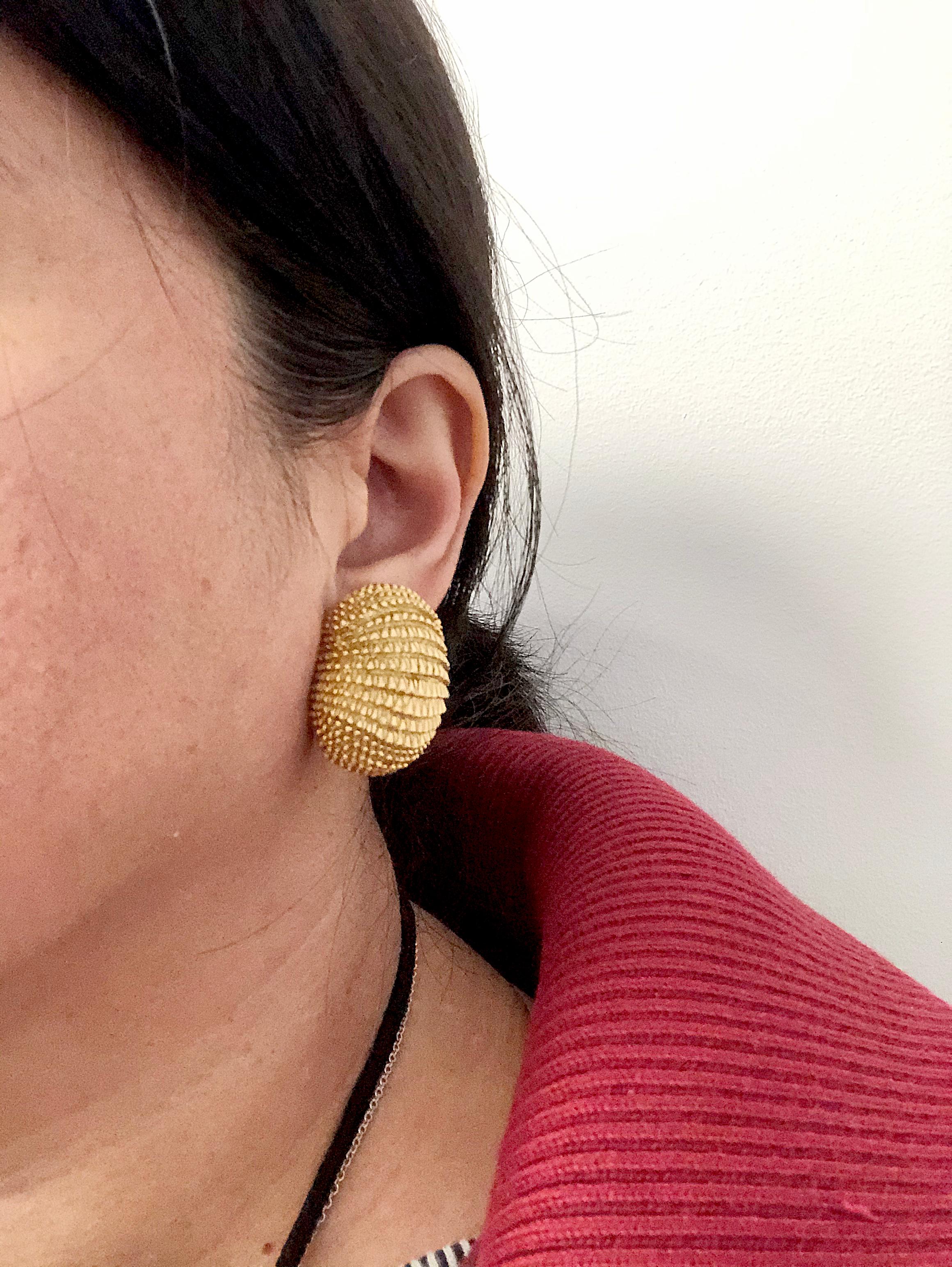 David Webb Gold Earrings In Good Condition For Sale In New York, NY