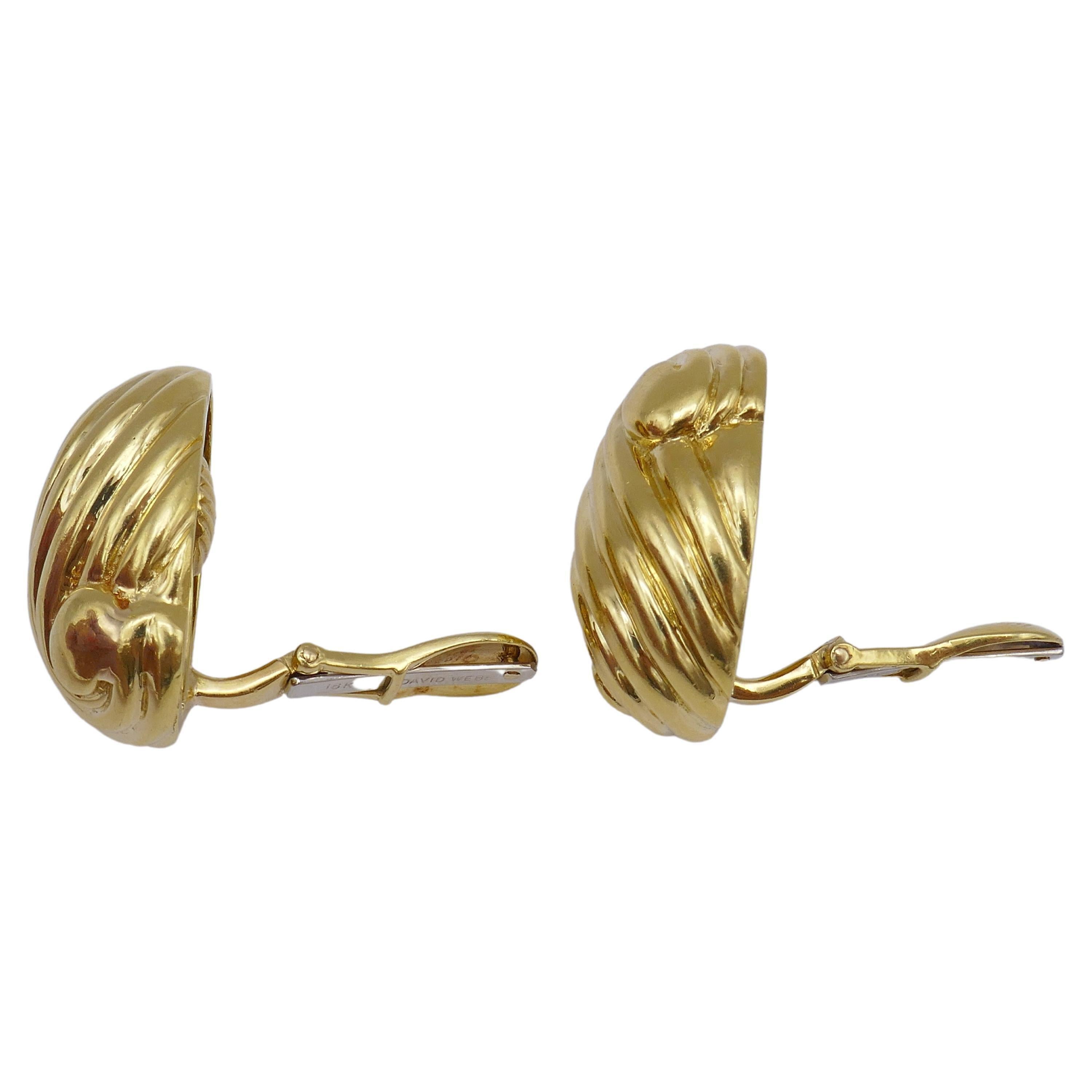 Une paire de boucles d'oreilles en or David Webb avec le motif de la coquille tourbillonnante. 
Boucles d'oreilles classiques en or 18 carats, à porter tous les jours, mais avec la touche de luxe caractéristique de Webb's.
Il s'agit d'une paire de