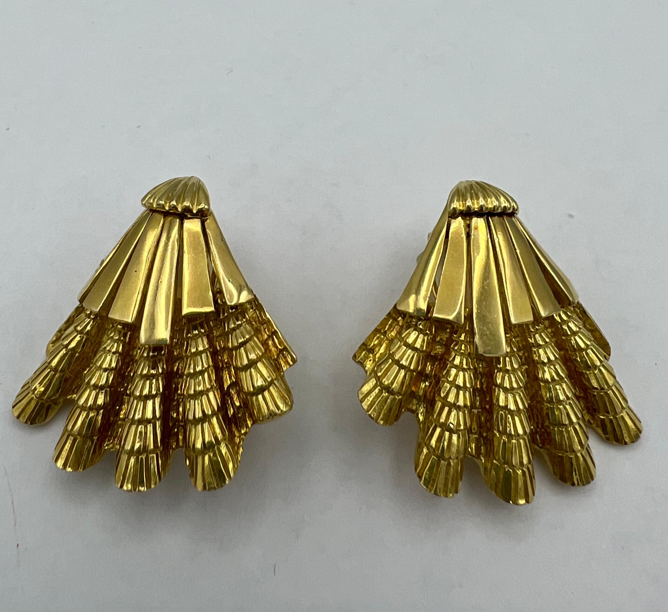 David Webb Gold Earrings, Vintage Shell Earrings For Sale 4