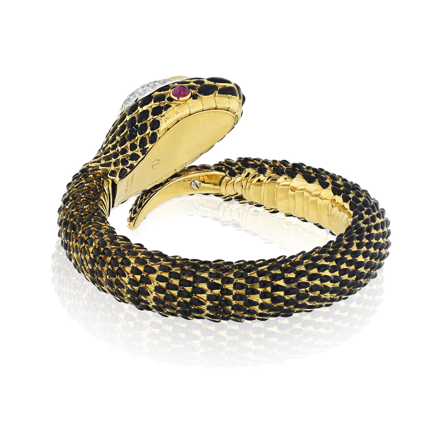 Moderne David Webb Bracelet charmeur de serpent en or, émeraudes, rubis et diamants en vente